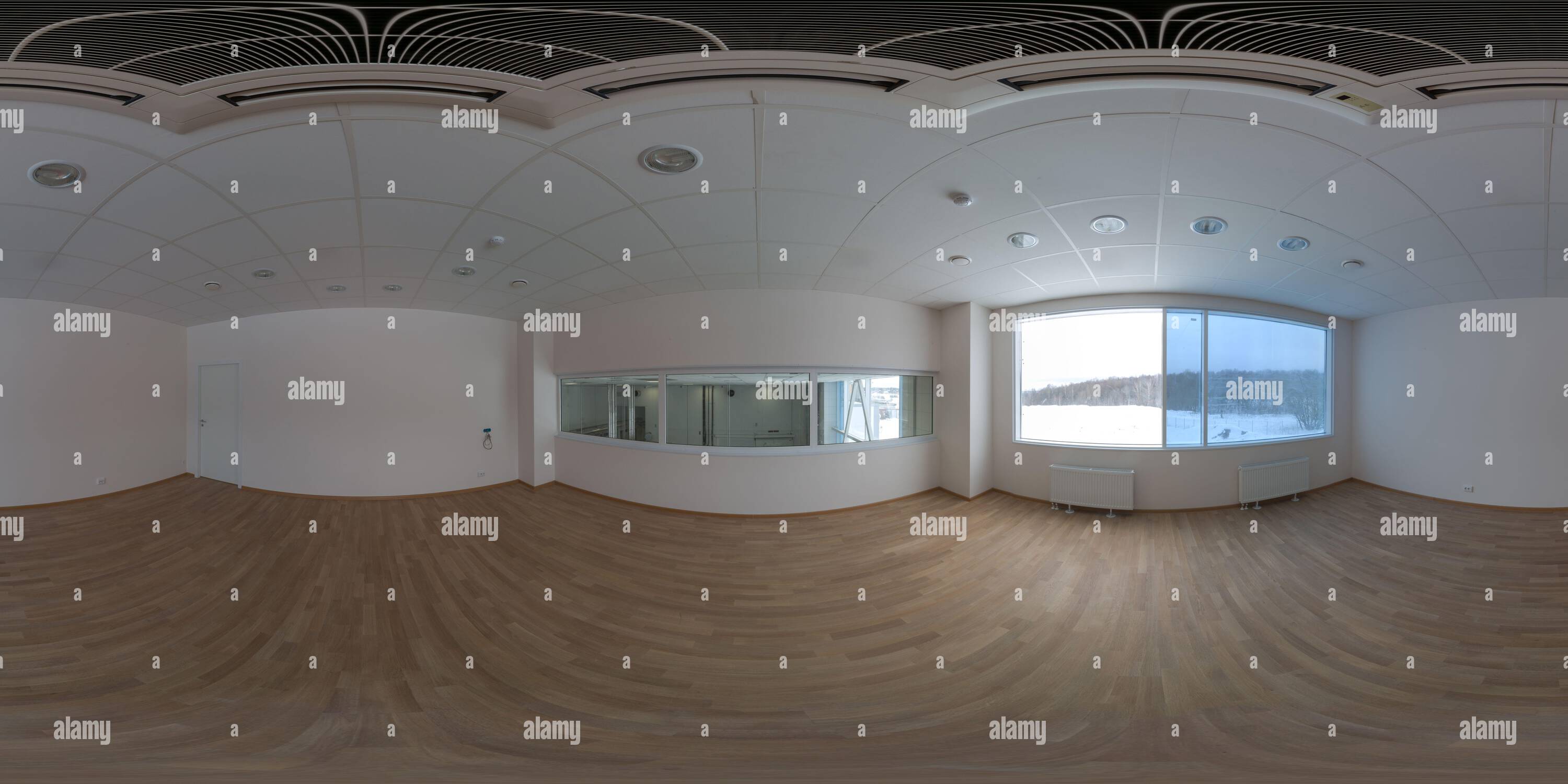 Vue panoramique à 360° de Panorama à 360 degrés entièrement sphérique sans couture en projection équirectangulaire d'une petite salle de bureau vide dans un bâtiment industriel avec air de plafond intégré