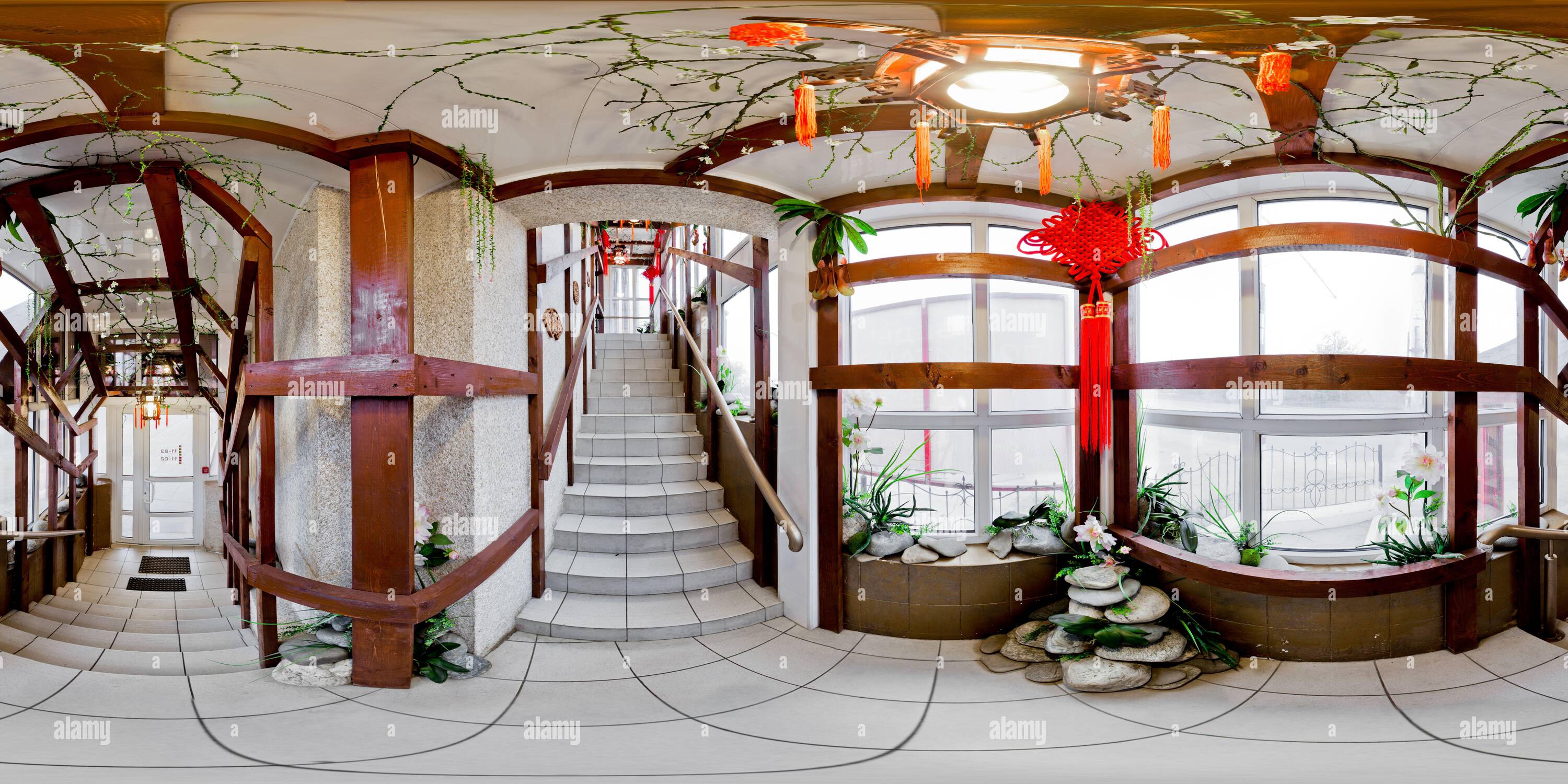 Vue panoramique à 360° de Panorama sphérique à 360 degrés sans couture en projection équirectangulaire d'une staiway partiellement stylisée jusqu'au restaurant chinois de Tula, Russie - Novemb