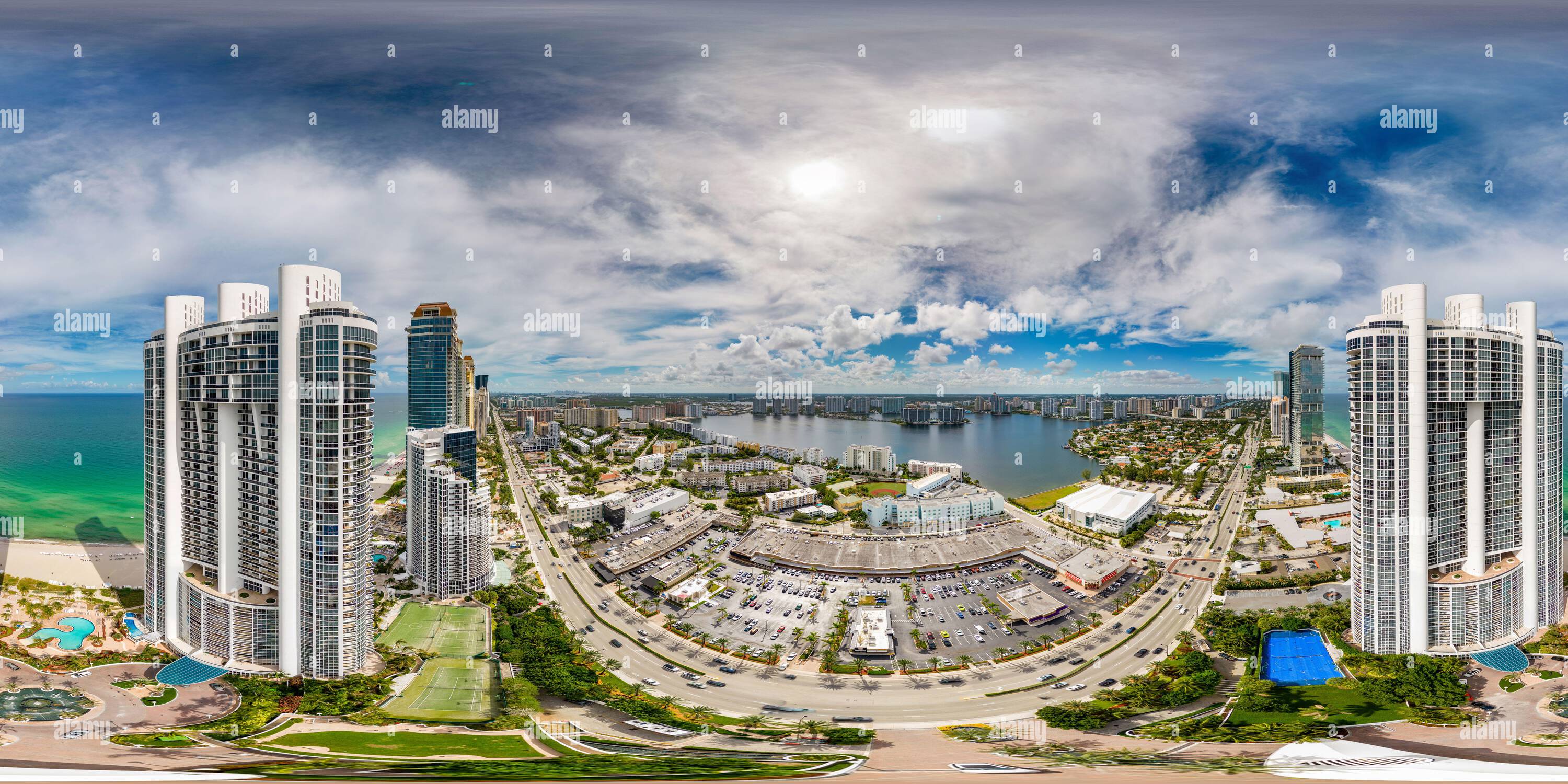 Vue panoramique à 360° de Sunny Isles Beach, FL, Etats-Unis - 23 août 2022: Photographie aérienne 360 Trump Towers Sunny Isles Beach FL