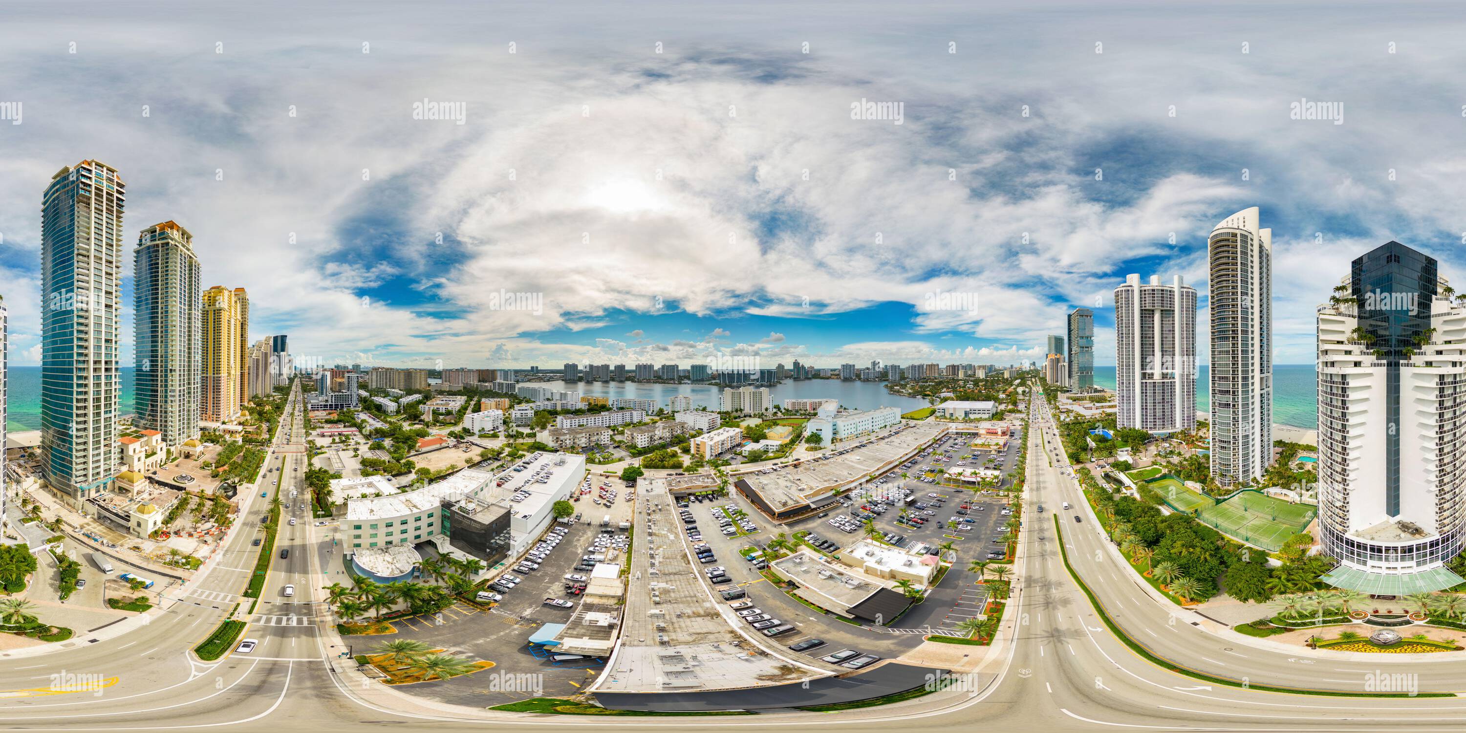 Vue panoramique à 360° de Sunny Isles Beach, FL, Etats-Unis - 23 août 2022: Centres commerciaux Sunny Isles Beach FL