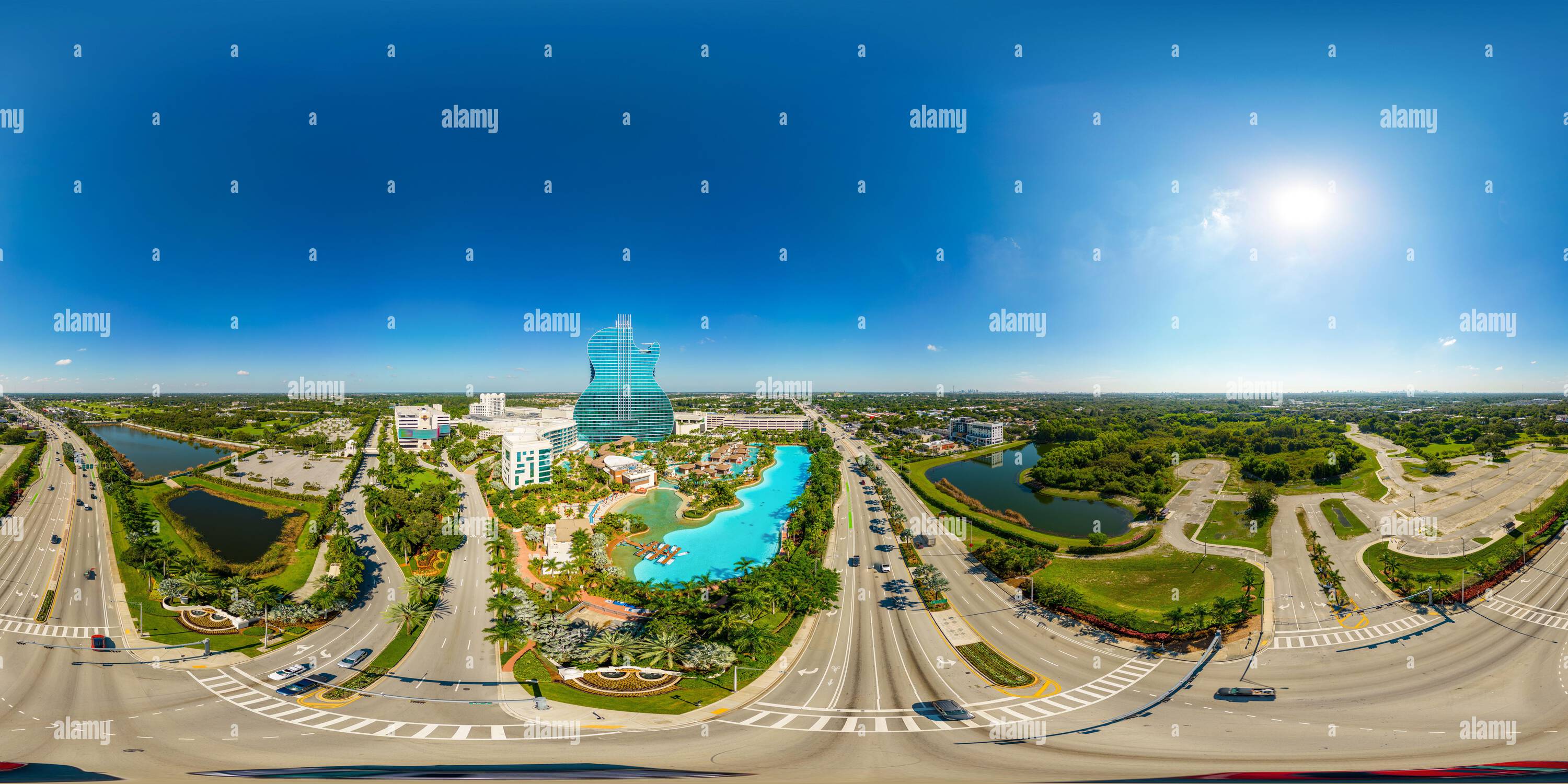 Vue panoramique à 360° de Hollywood, FL, Etats-Unis - 23 septembre 2022: Panorama aérien 360 sphérique équirectangulaire Hard Rock Casino Oasis Tour Hôtel en forme de guitare