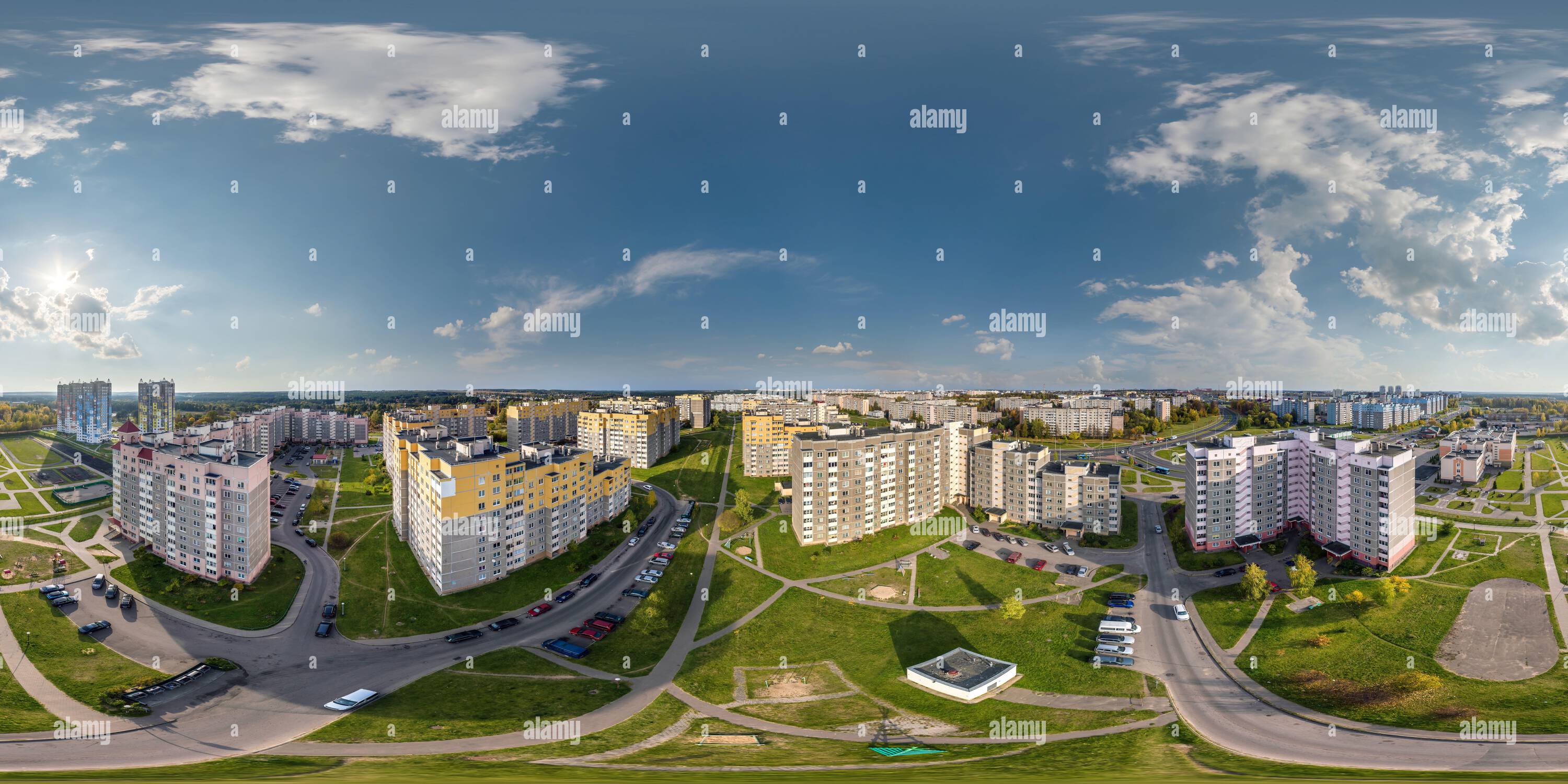 Vue panoramique à 360° de vue panoramique aérienne du hdri 360 sphérique sans couture au-dessus de la grande hauteur dans la cour du complexe résidentiel moderne multi-appartements de plusieurs étages d'ur