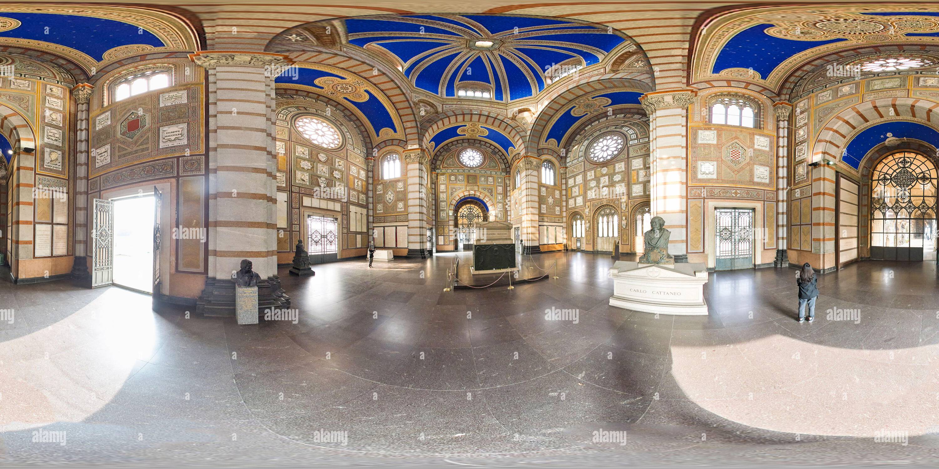 Vue panoramique à 360° de Milan Lombardie Italie. Cimetière monumental. Le Famedio (Temple de la renommée) avec Alessandro Manzoni romancier tombeau