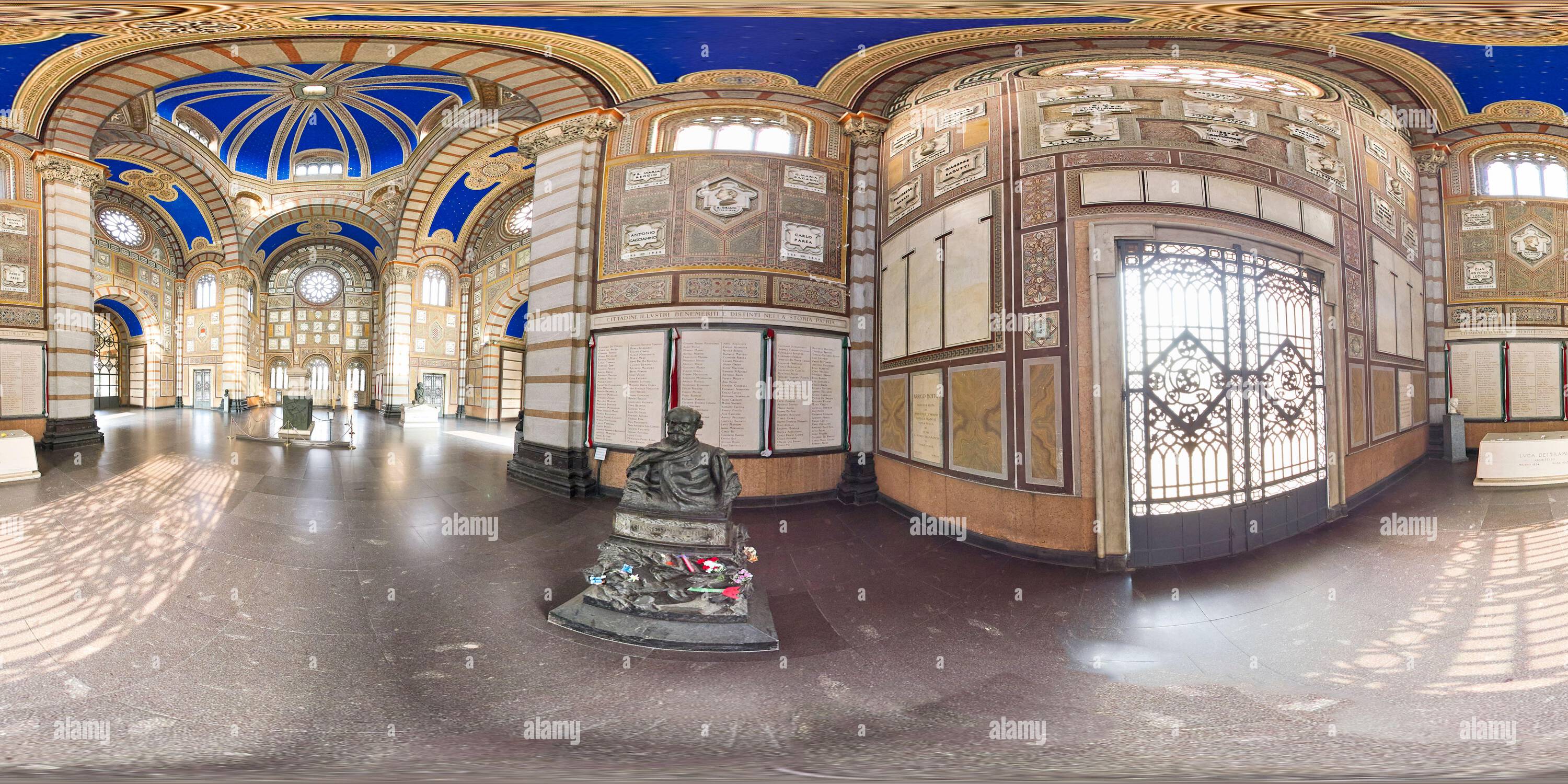 Vue panoramique à 360° de Milan Lombardie Italie. Cimetière monumental. Le Famedio (Temple de la renommée) avec Alessandro Manzoni romancier tombeau