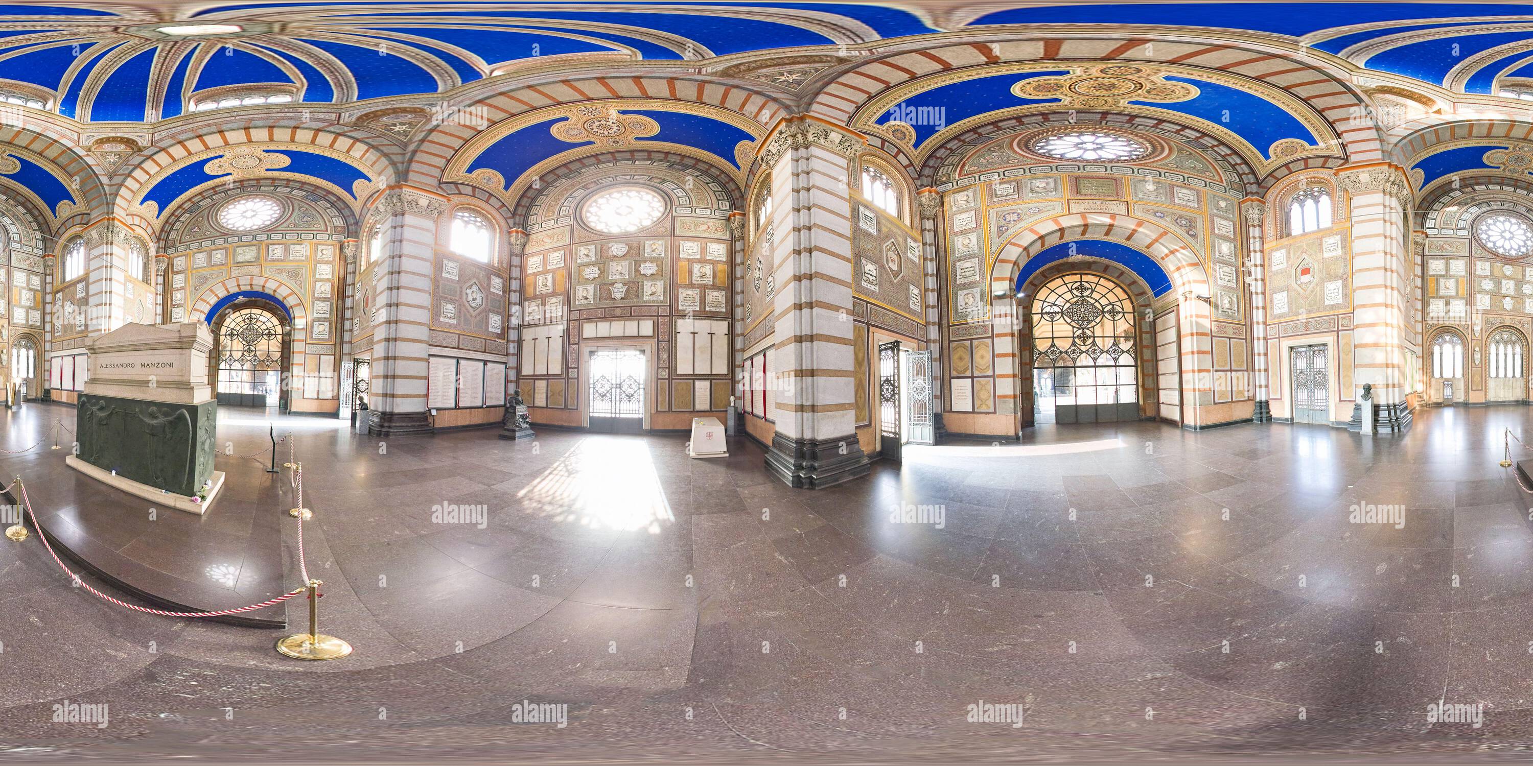 Vue panoramique à 360° de Milan Lombardie Italie. Cimetière monumental. Le Famedio (Temple de la renommée) avec Alessandro Manzoni romancier tombeau