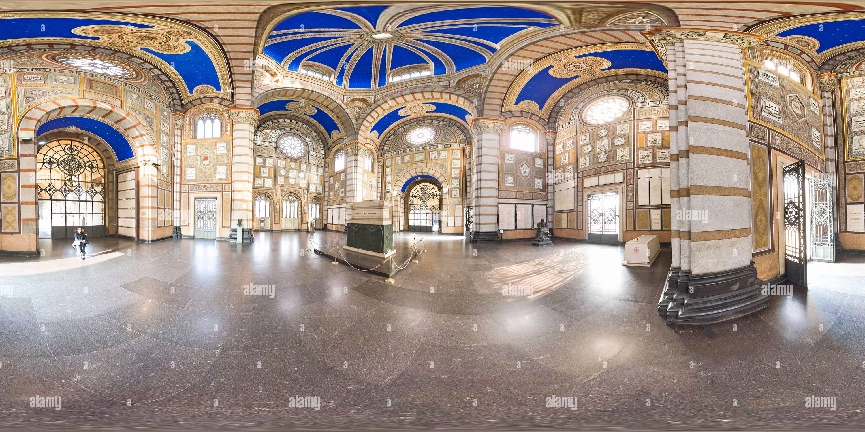 Vue panoramique à 360° de Milan Lombardie Italie. Cimetière monumental. Le Famedio (Temple de la renommée) avec Alessandro Manzoni romancier tombeau