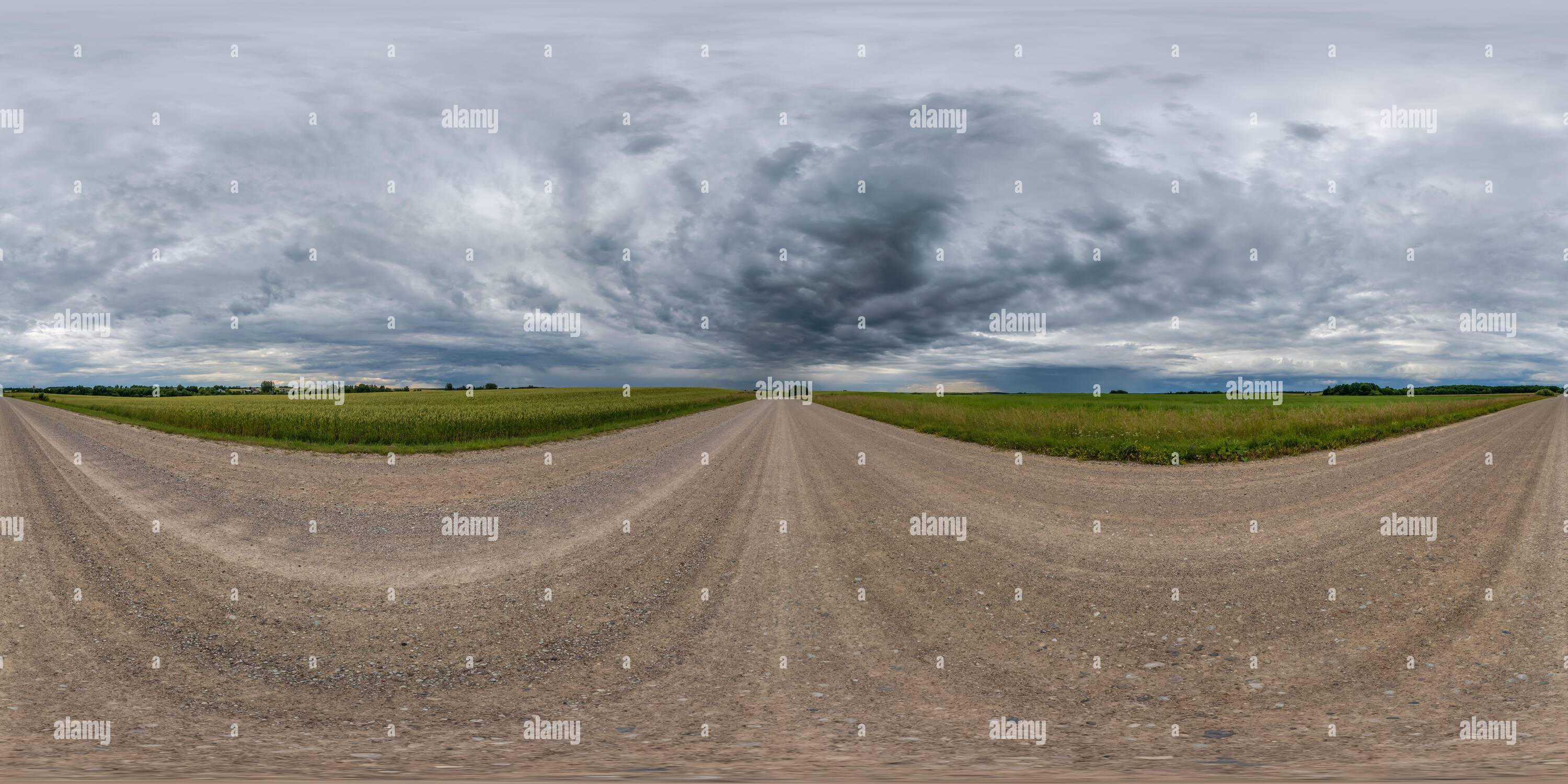 Vue panoramique à 360° de vue panoramique du hdri 360 sphérique sans couture sur route de gravier sans circulation entre les champs avec des nuages impressionnants dans le ciel couvert d'orage dans équirectangulaires pro