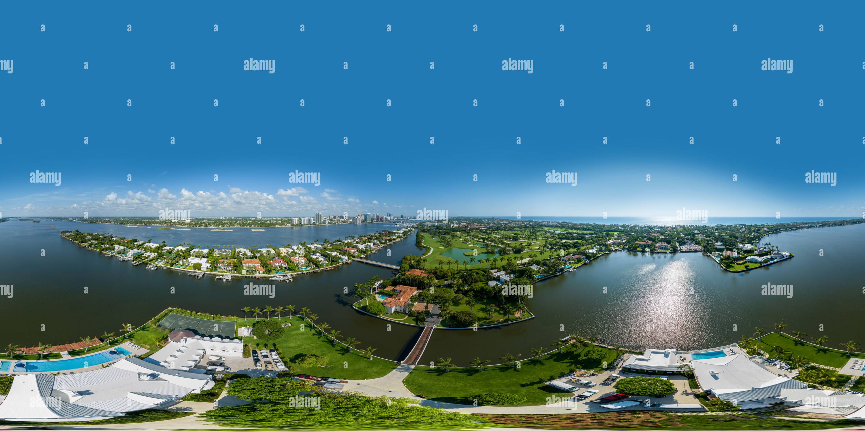 Vue panoramique à 360° de Palm Beach, FL, Etats-Unis - 11 mai 2023: Photo équirectangulaire aérienne 360 du manoir de lucury à Palm Beach 10 Ile de Tarpon sur l'île de Tarpon