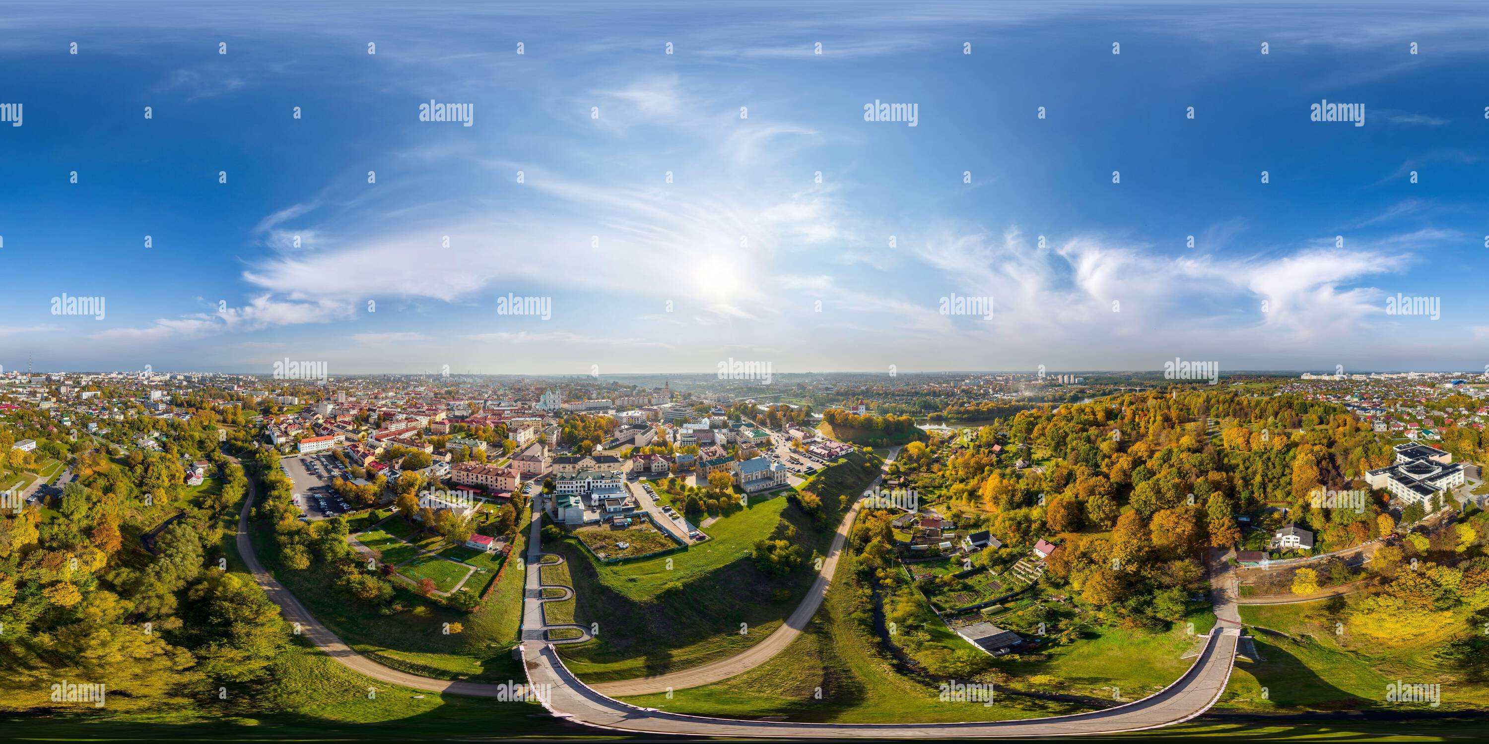 Vue panoramique à 360° de vue panoramique aérienne, sans couture, du hdri 360 sphérique depuis une grande hauteur sur les toits rouges du centre historique de la vieille ville en projecti équirectangulaire