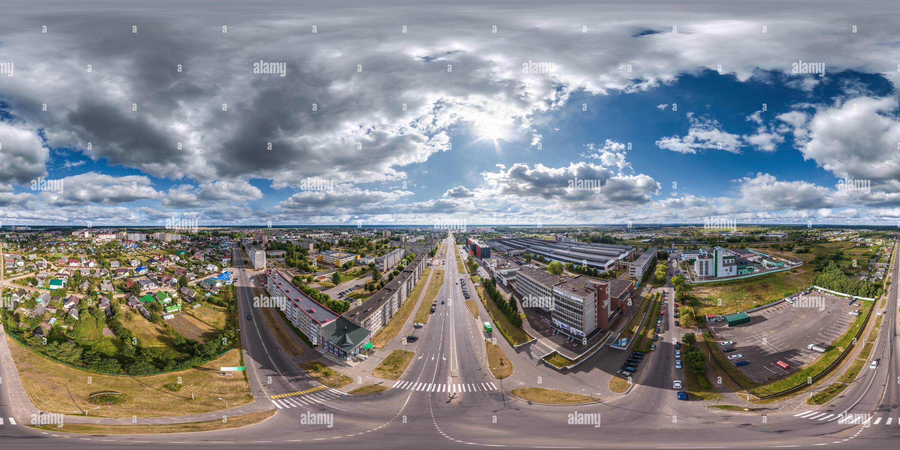 Vue panoramique à 360° de vue panoramique aérienne en forme de hdri 360 sphérique sans couture depuis une grande hauteur sur une large avenue de la ville provinciale en projection équirectangulaire. peut utiliser li