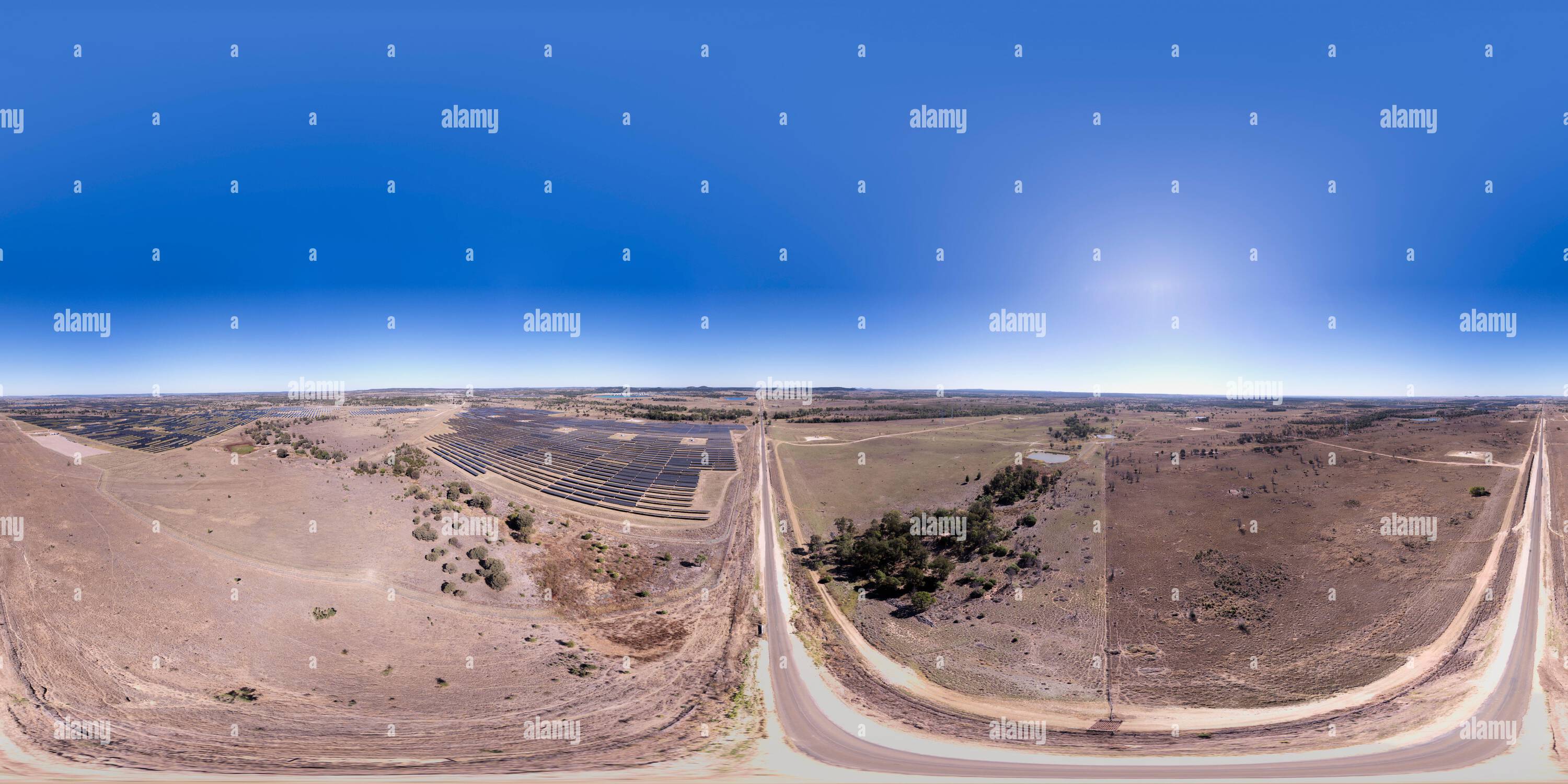Vue panoramique à 360° de Panorama aérien 360 de la ferme solaire qui charge l'une des premières grandes batteries du Queensland à Wandoan South Queensland Australie.