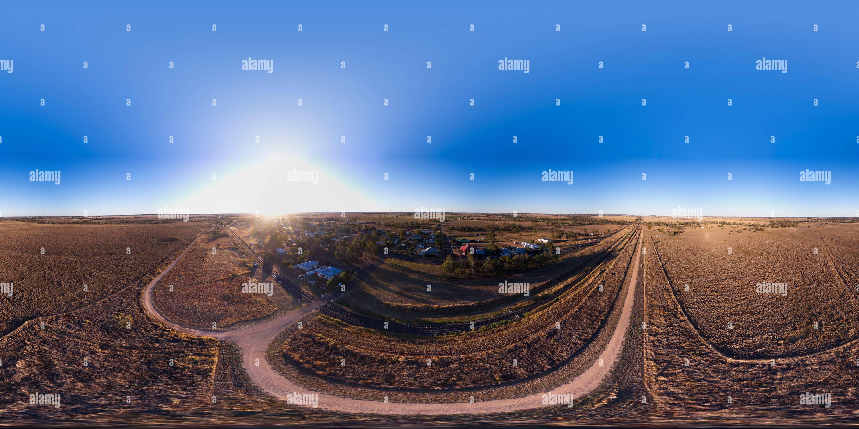 Vue panoramique à 360° de Panorama aérien 360 du petit village de Dulacca sur l'autoroute Warrego Western Downs Queensland Australie