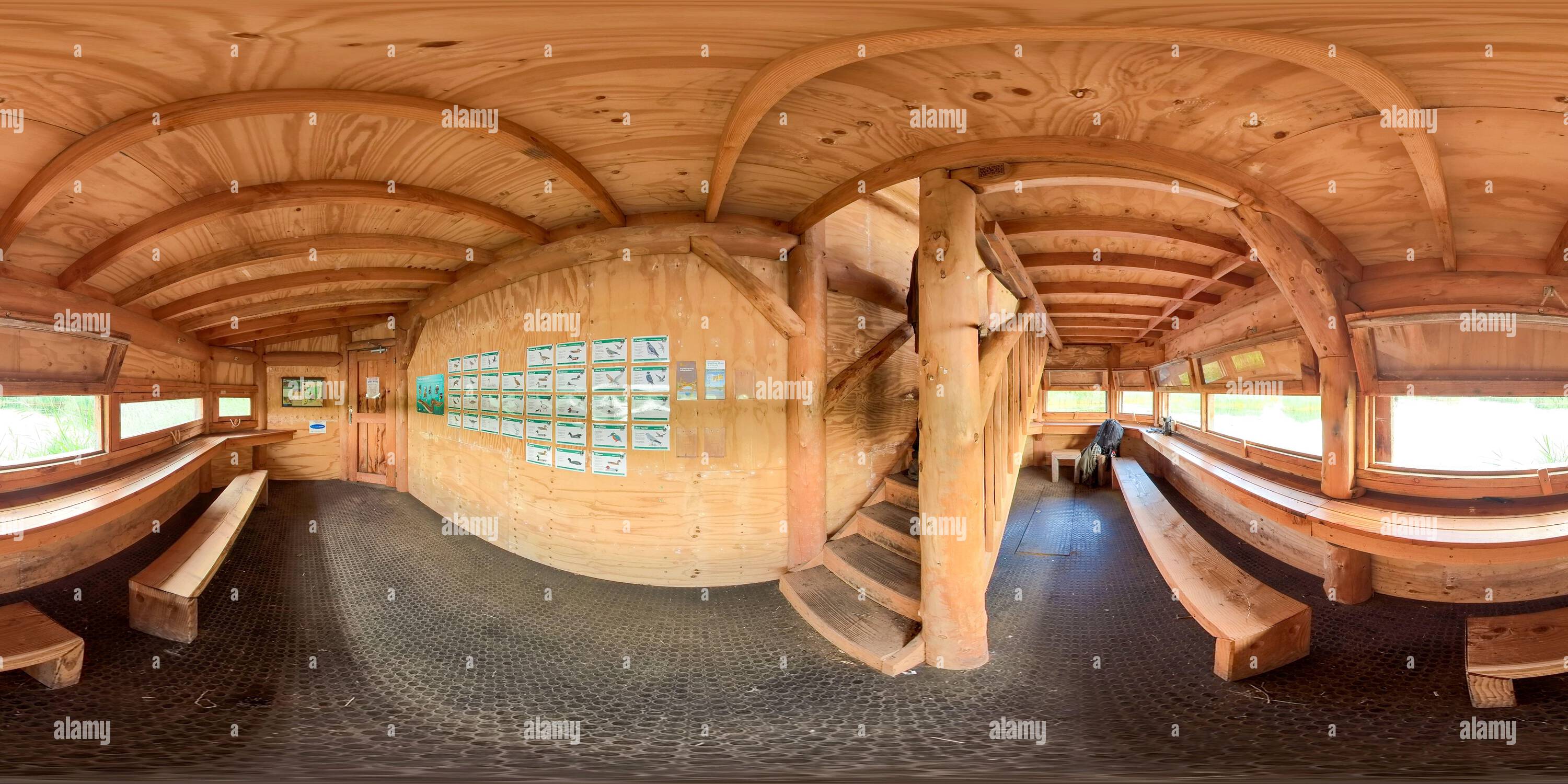 Vue panoramique à 360° de Intérieur du rez-de-chaussée North Hide à la réserve naturelle nationale Westhay Moor