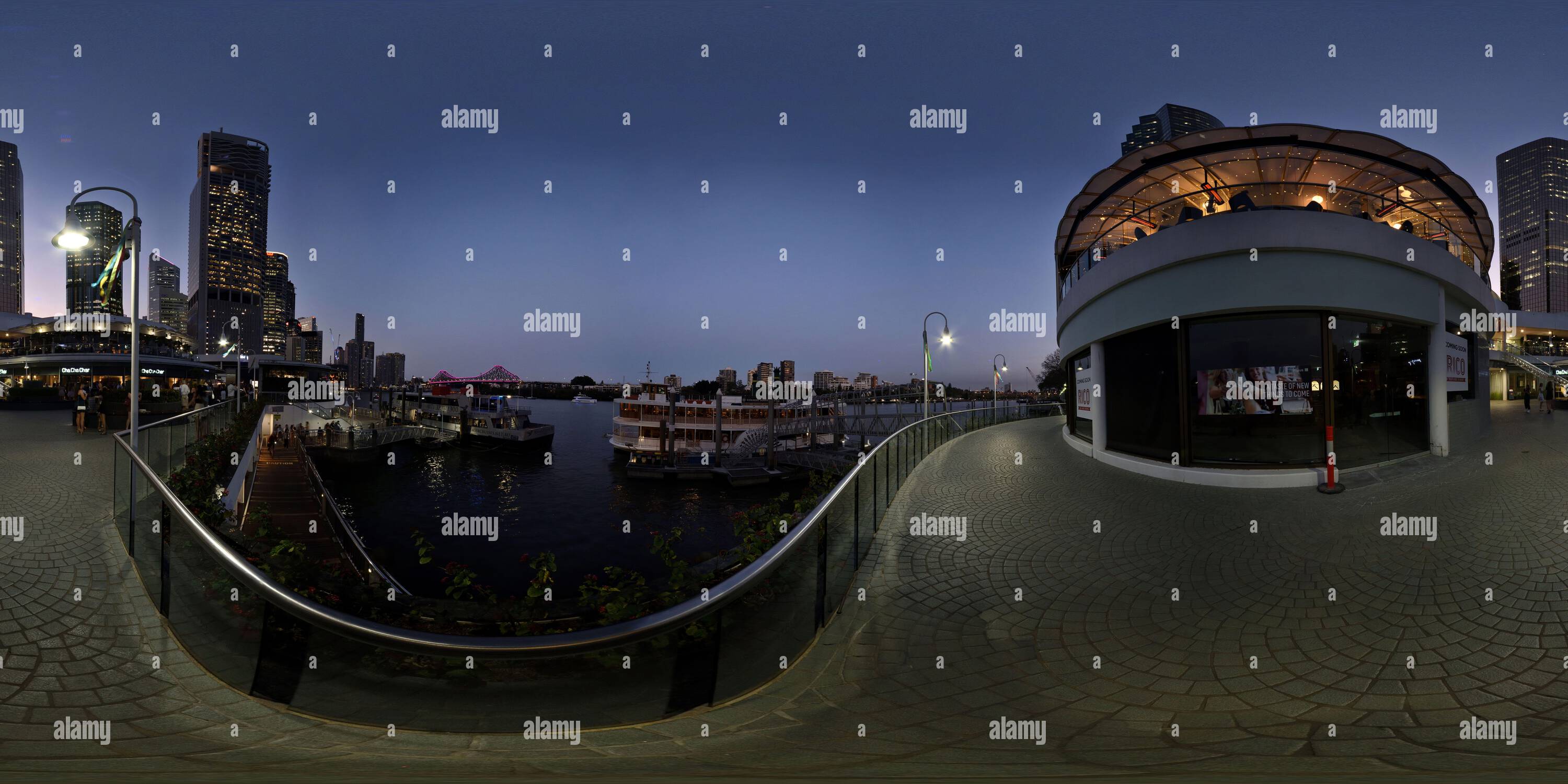 Vue panoramique à 360° de Panorama à 360° sur la rivière Brisbane, Eagle Street Pier Ferry terminal et restaurants au crépuscule, ciel nocturne de Brisbane Australie