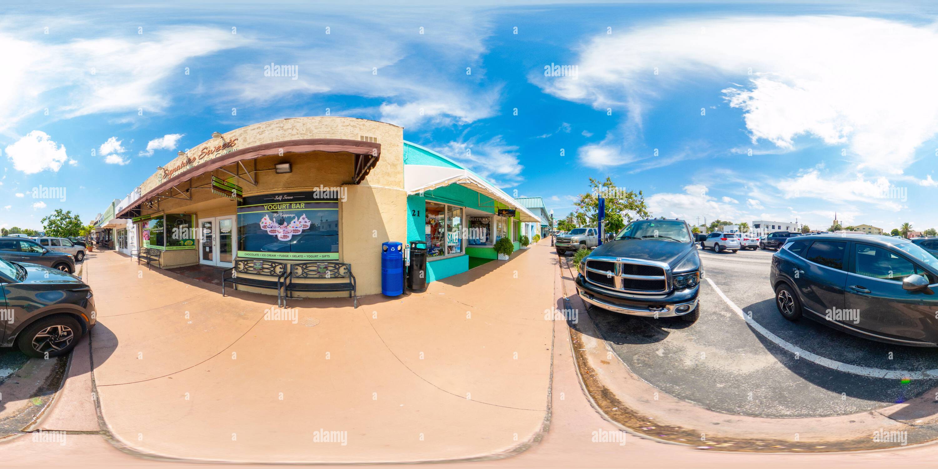 Vue panoramique à 360° de Stuart, FL, USA - 1 juillet 2023 : 360 photo vr équirectangulaire de Signature Sweets Yogurt Bar Stuart Florida