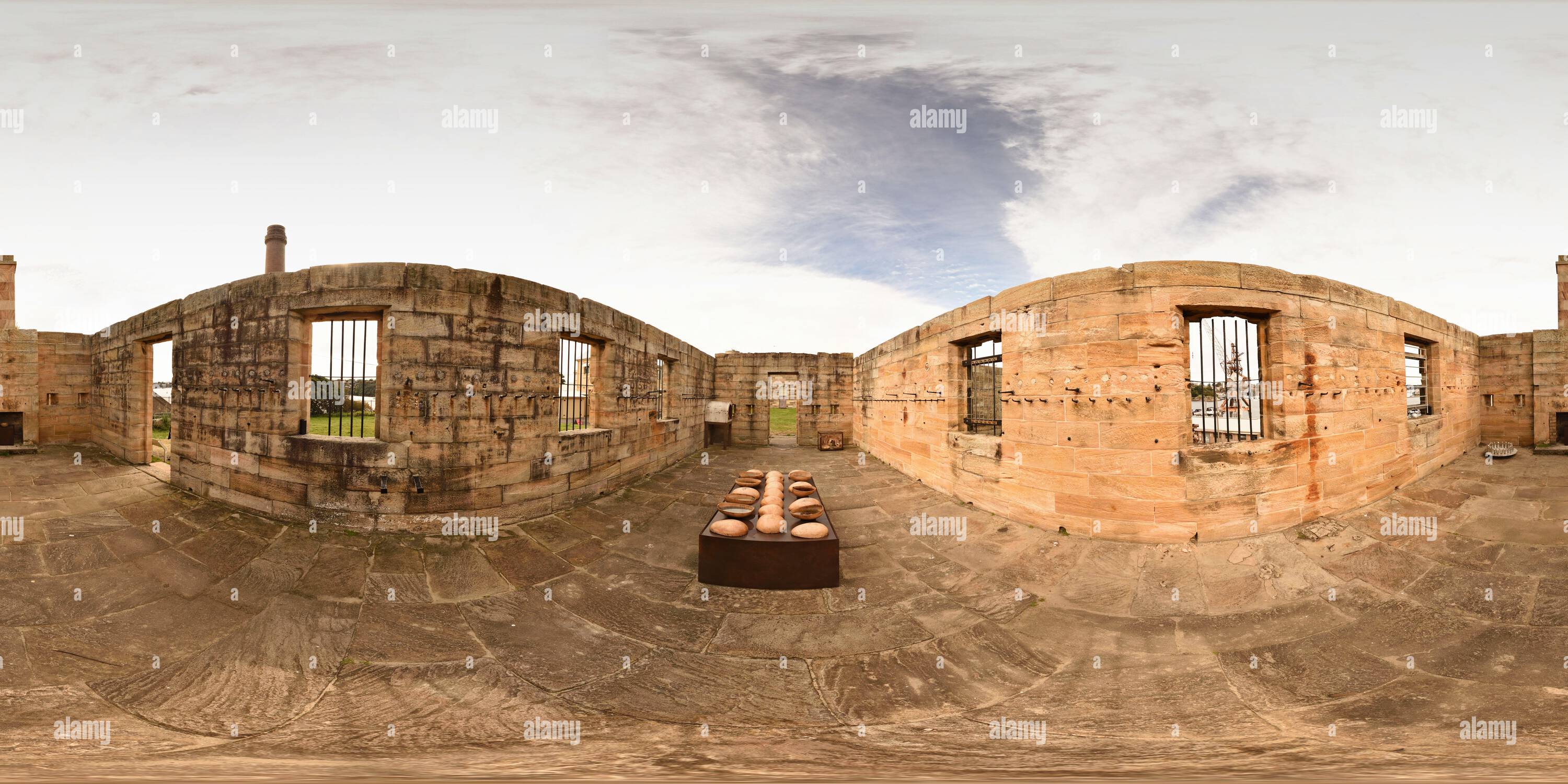 Vue panoramique à 360° de Vue panoramique à 360° d'une installation de Gina Athena Ulysse, dans le bloc Convict Barracks de Cockatoo Island ; NIRIN - Biennale de Sydney 2020