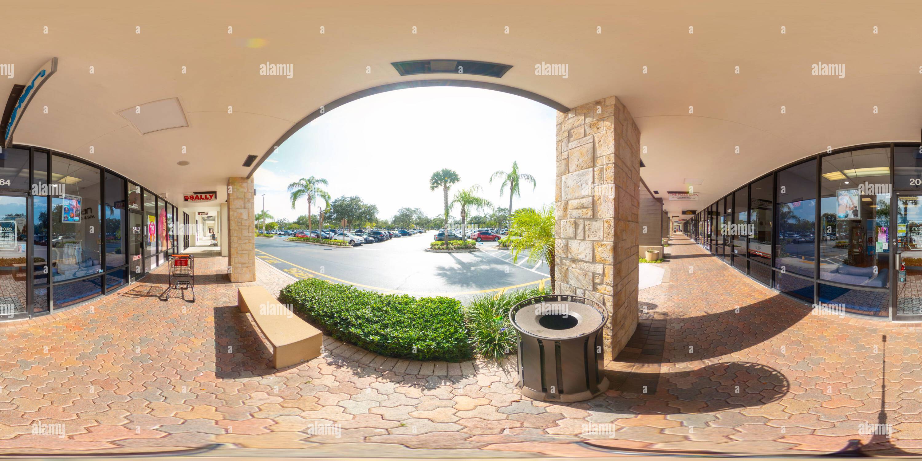 Vue panoramique à 360° de Davie, FL, USA - 13 juillet 2023 : 360 photo de 360 photo du salon de bronzage B Tan à Tower Shops