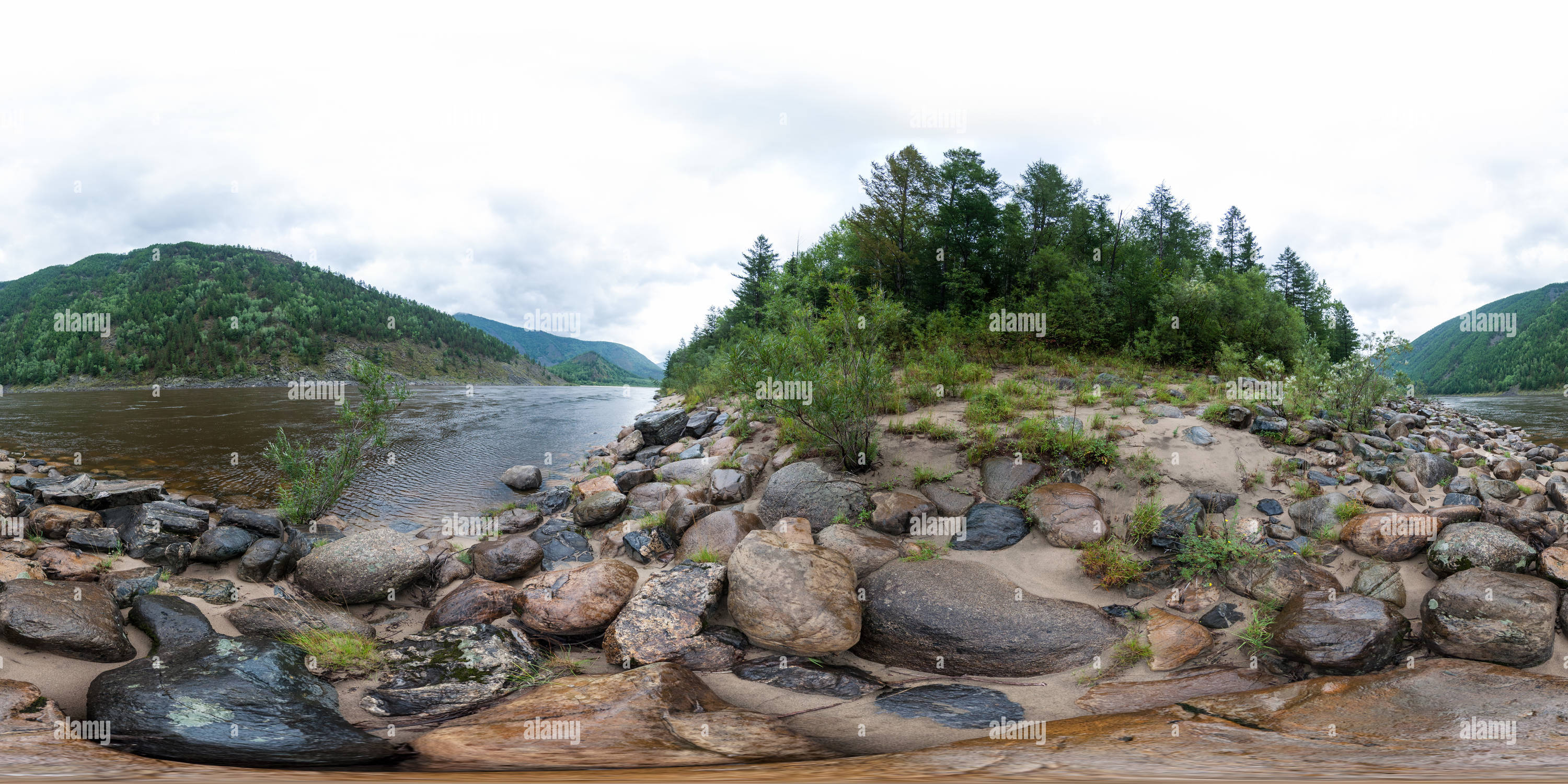 Vue panoramique à 360° de Rive de la rivière Vitim #30