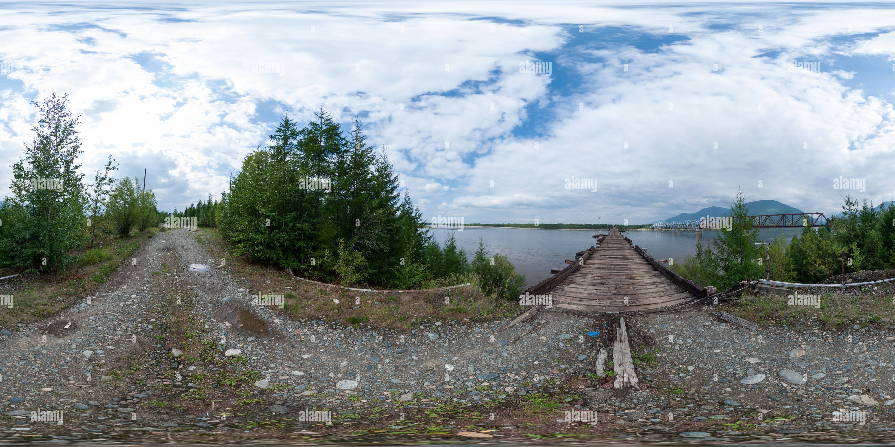 Vue panoramique à 360° de Route sur la rivière Vitim