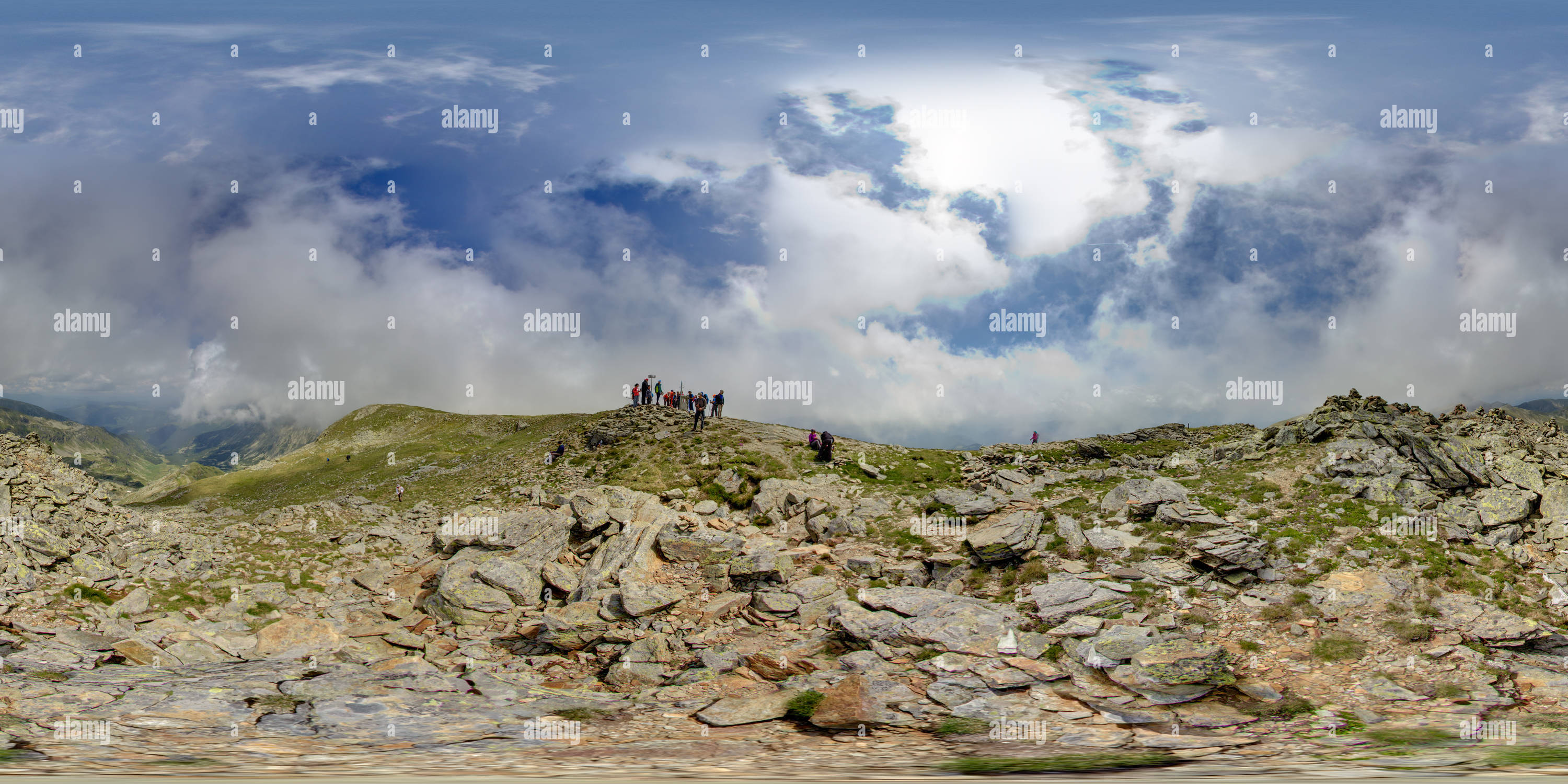 Vue panoramique à 360° de Parangu Mare pic de montagne 2519 M.