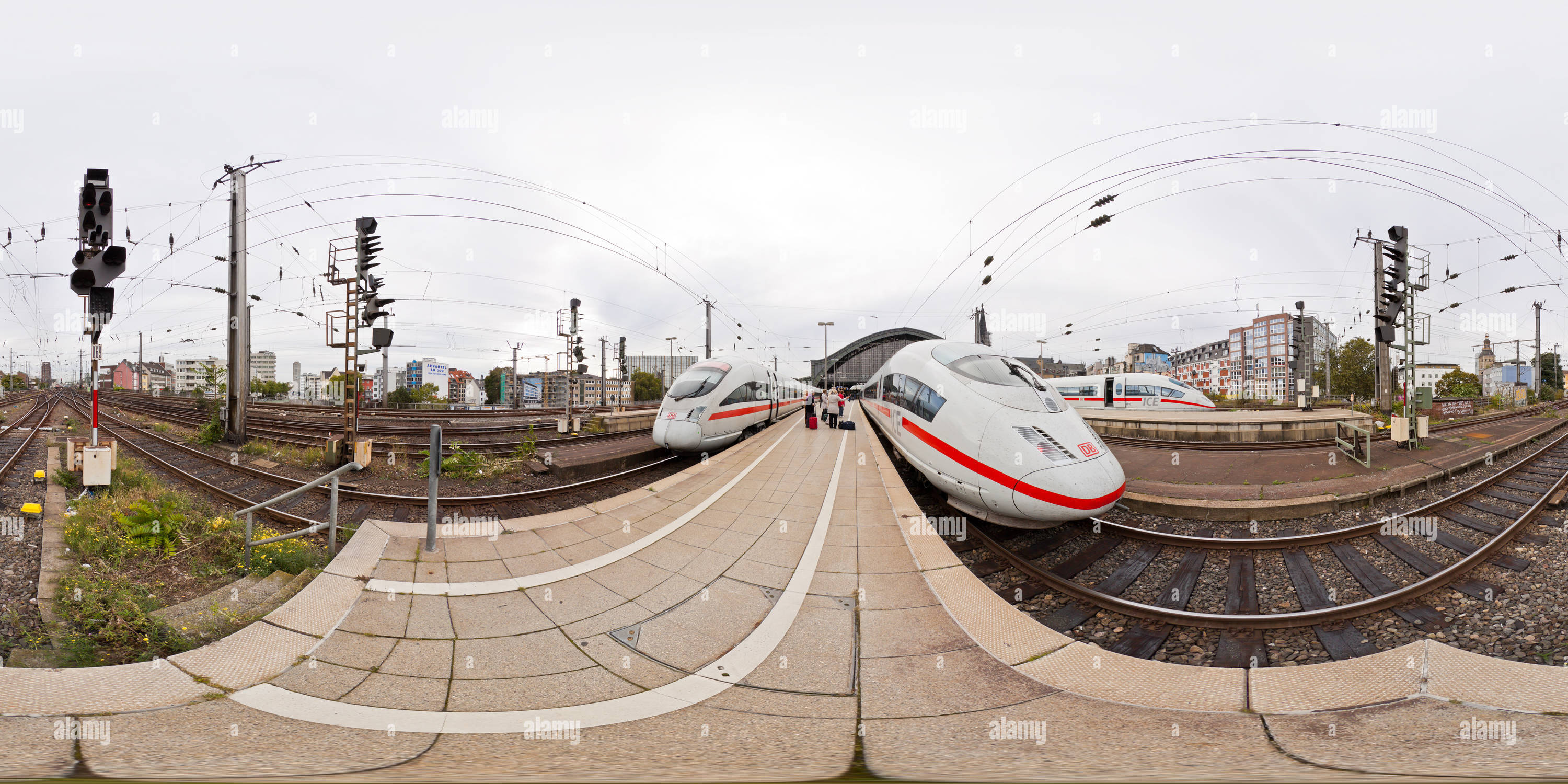 Vue panoramique à 360° de Trains ICE dans la gare principale de Cologne