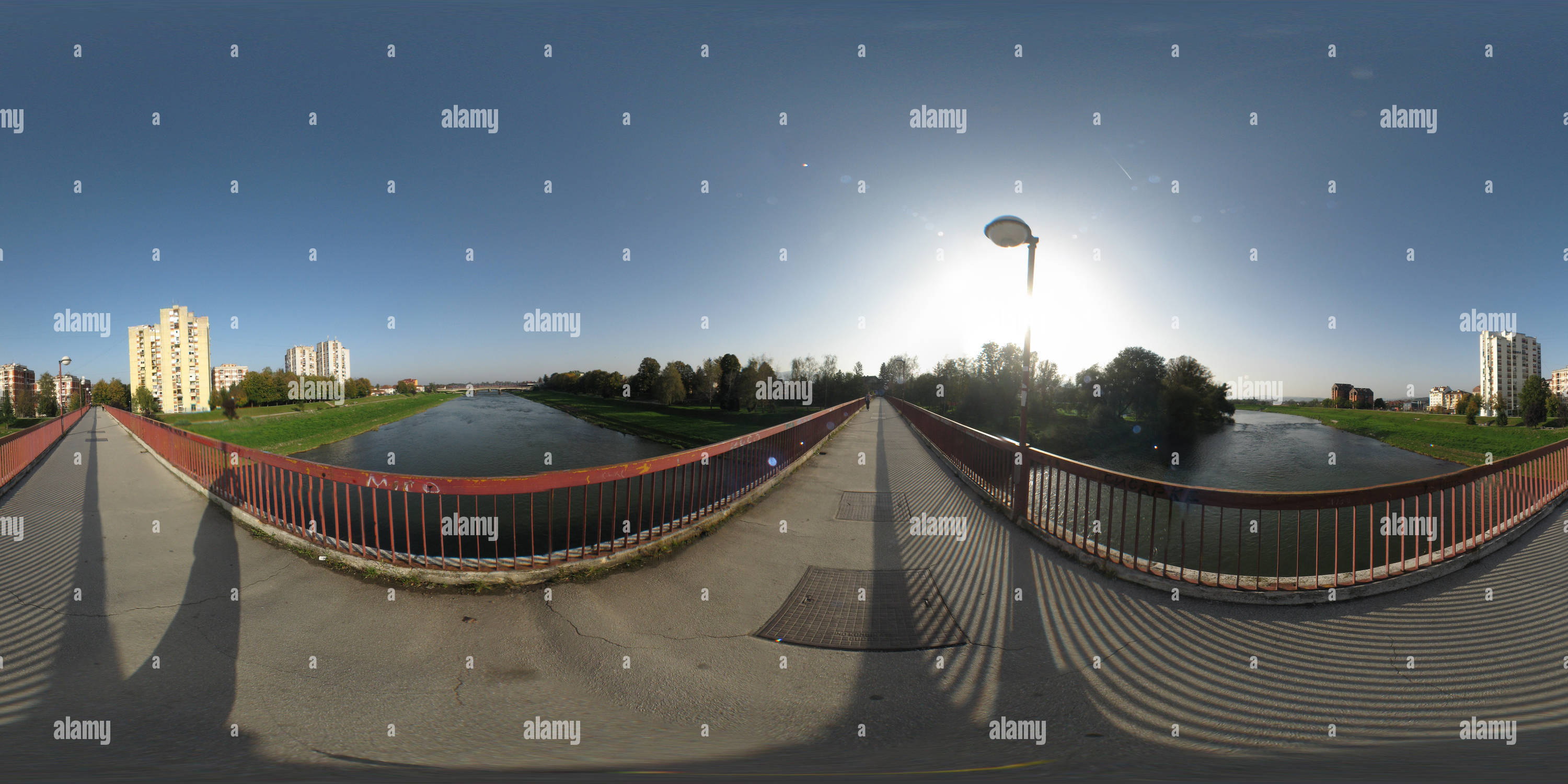 Vue panoramique à 360° de Cacak - le pont de la jeunesse