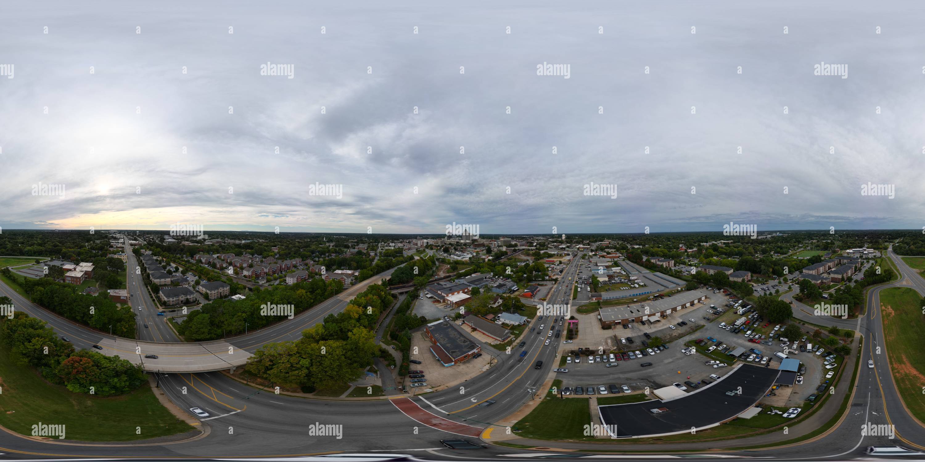 Vue panoramique à 360° de Au-dessus de Piedmont Triad Greensboro, NC sur l'après-midi nuageux de septembre