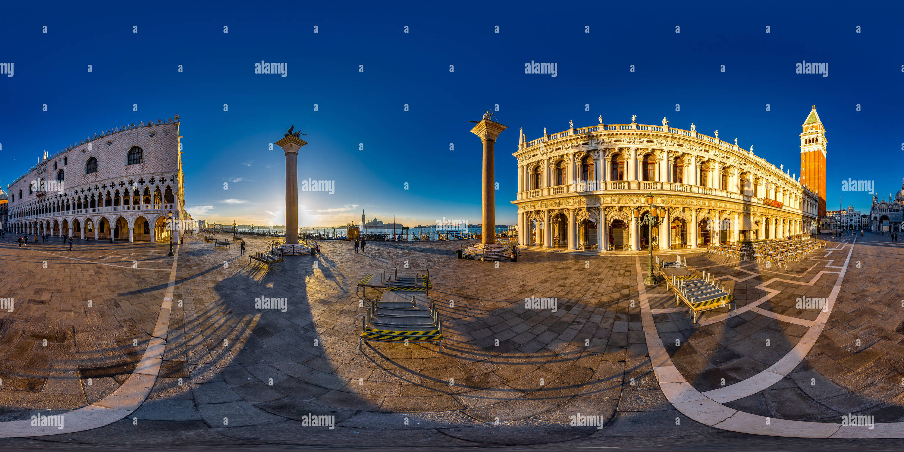 Vue panoramique à 360° de Piazzetta San Marco à l'heure d'or du matin, Venise, 2019.