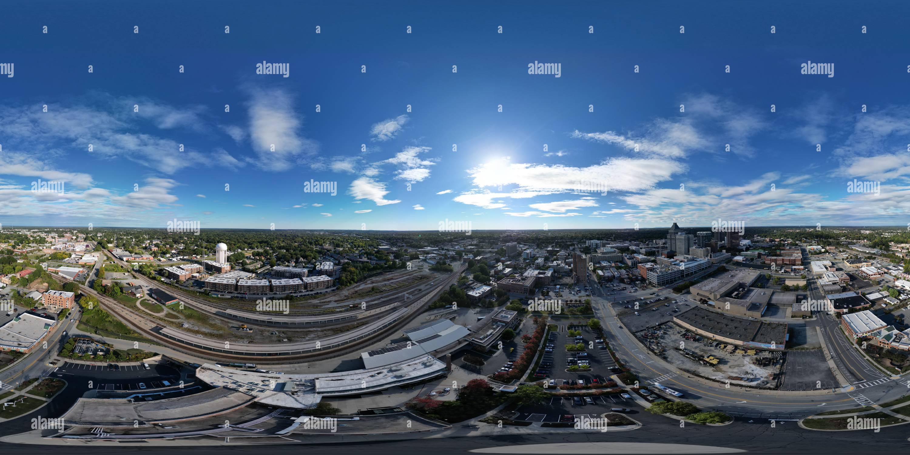 Vue panoramique à 360° de Au-dessus du dépôt de Greensboro un après-midi ensoleillé