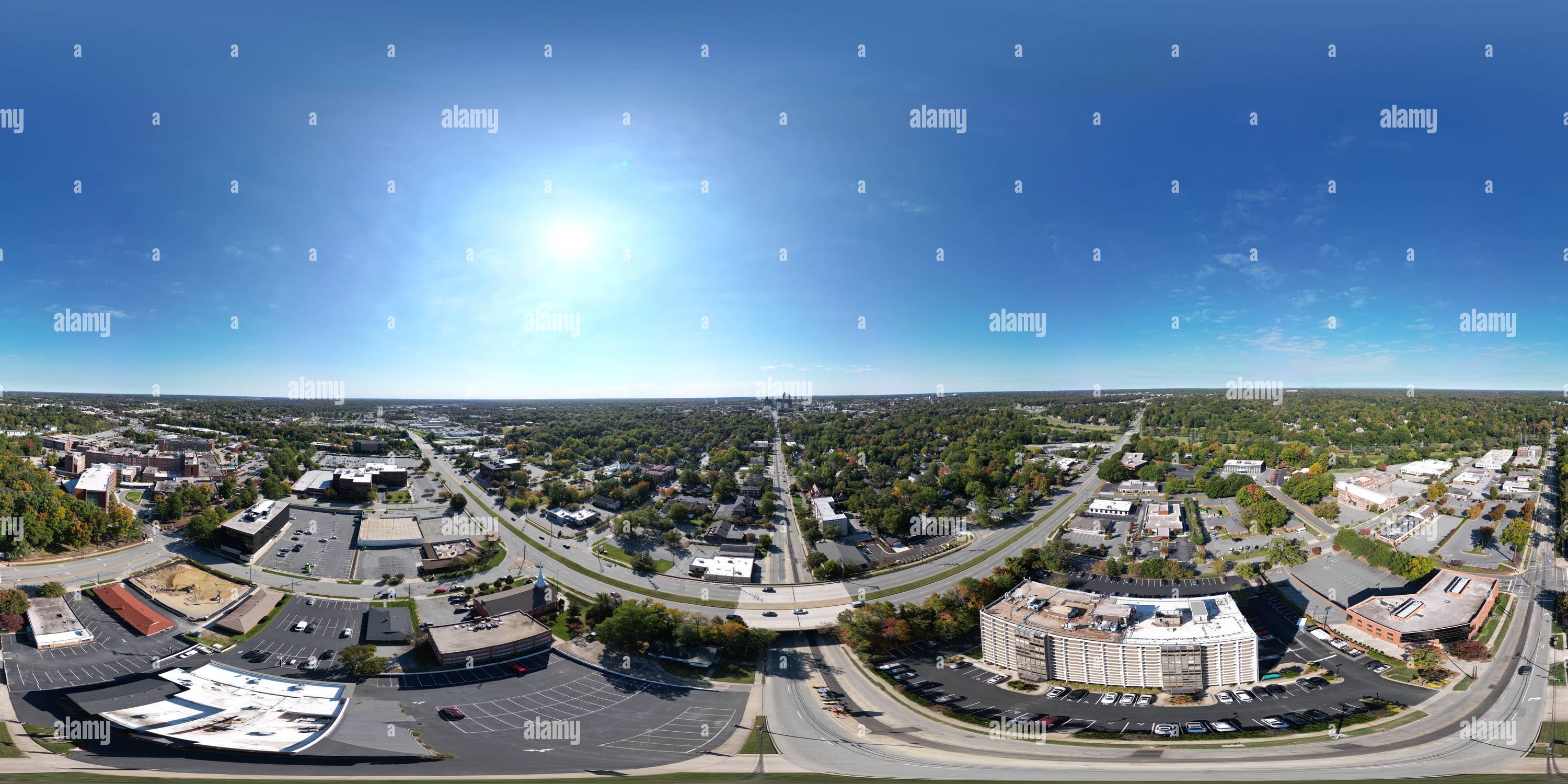 Vue panoramique à 360° de Au-dessus de Wendover Ave. Juste au nord de Greensboro, NC, dimanche ensoleillé