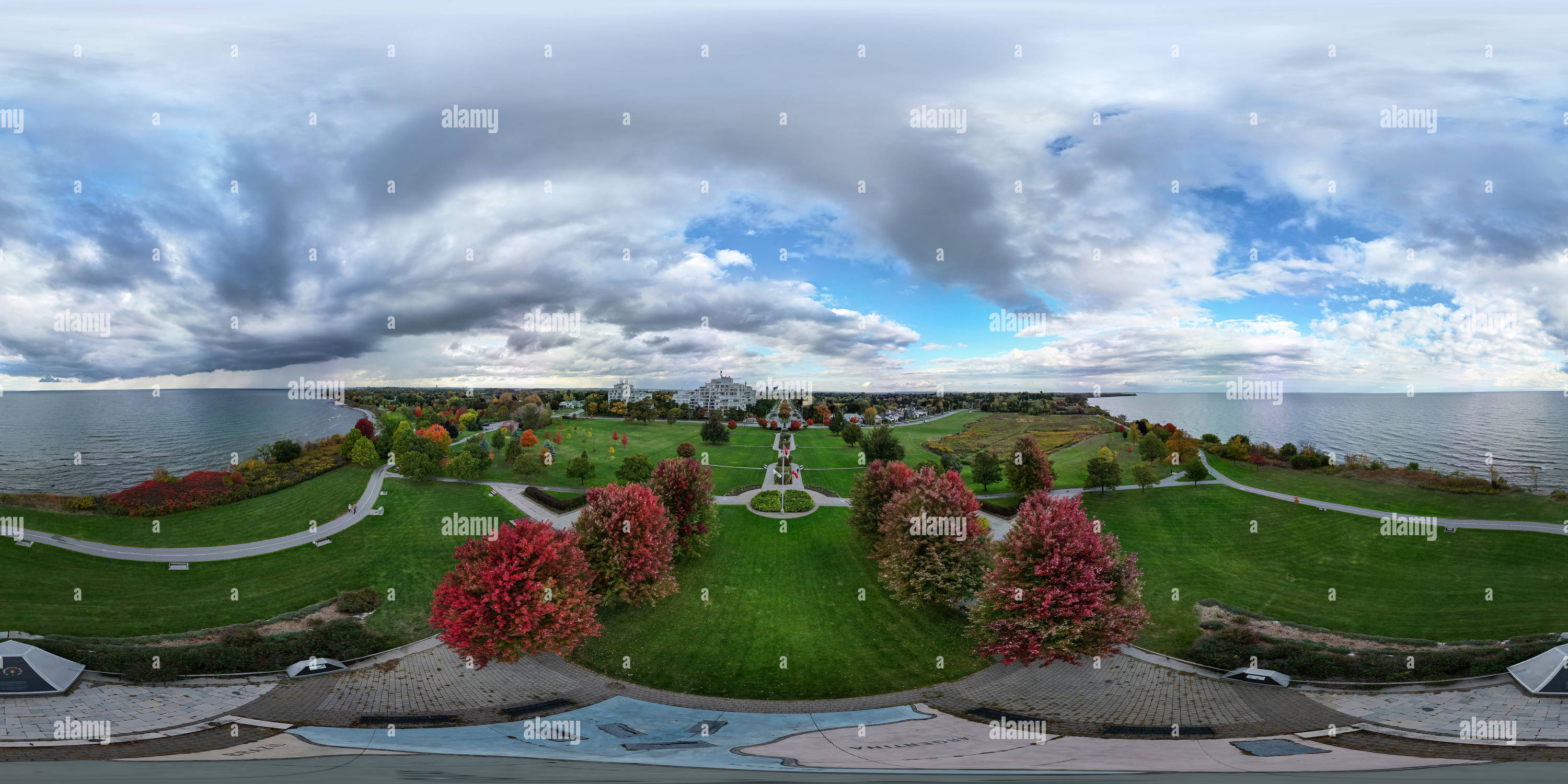 Vue panoramique à 360° de Approche de la tempête d'automne au Veteran's point Garden Monument and Park, Ajax