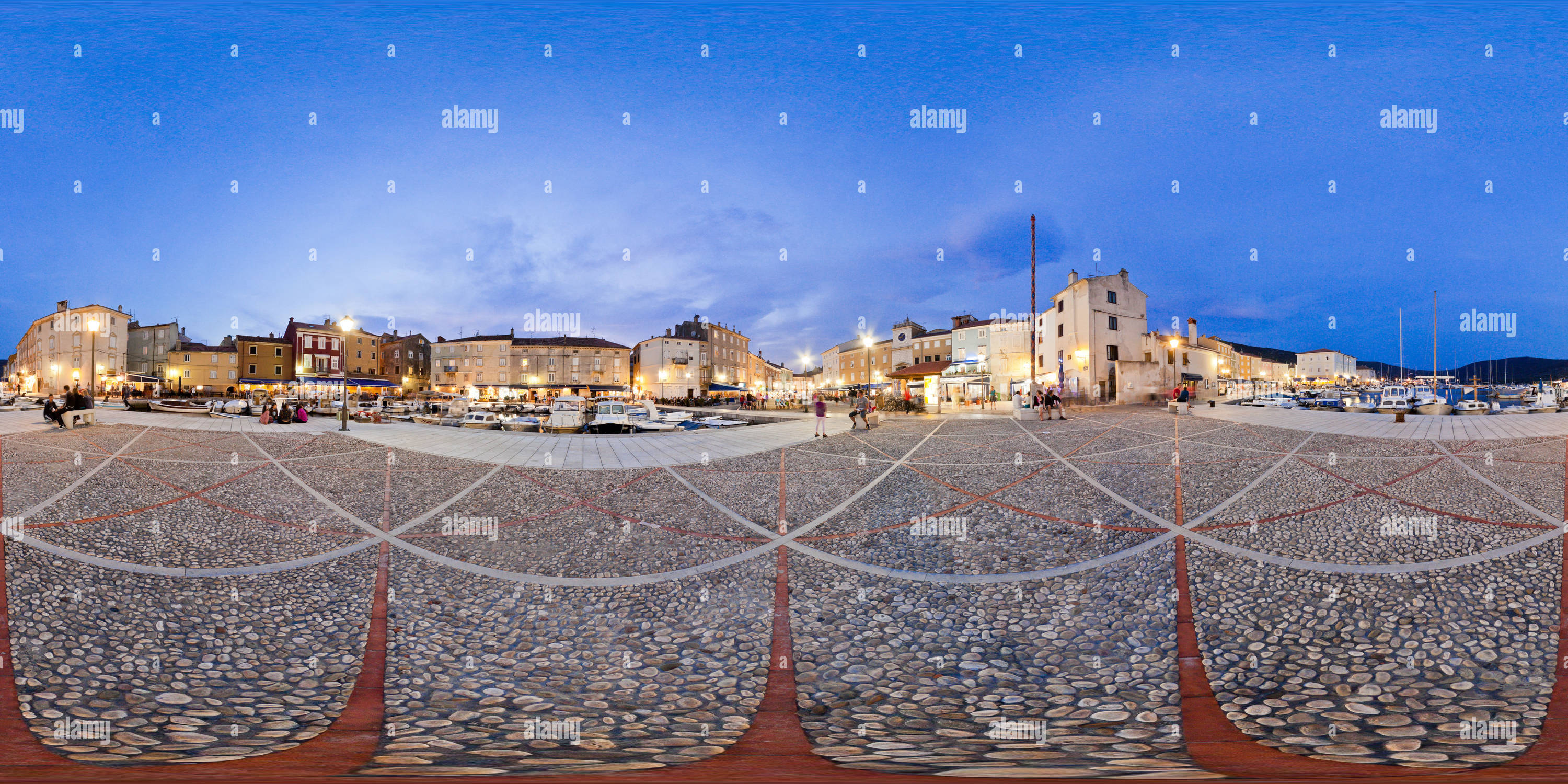 Vue panoramique à 360° de Soirée sur la place principale de Cres