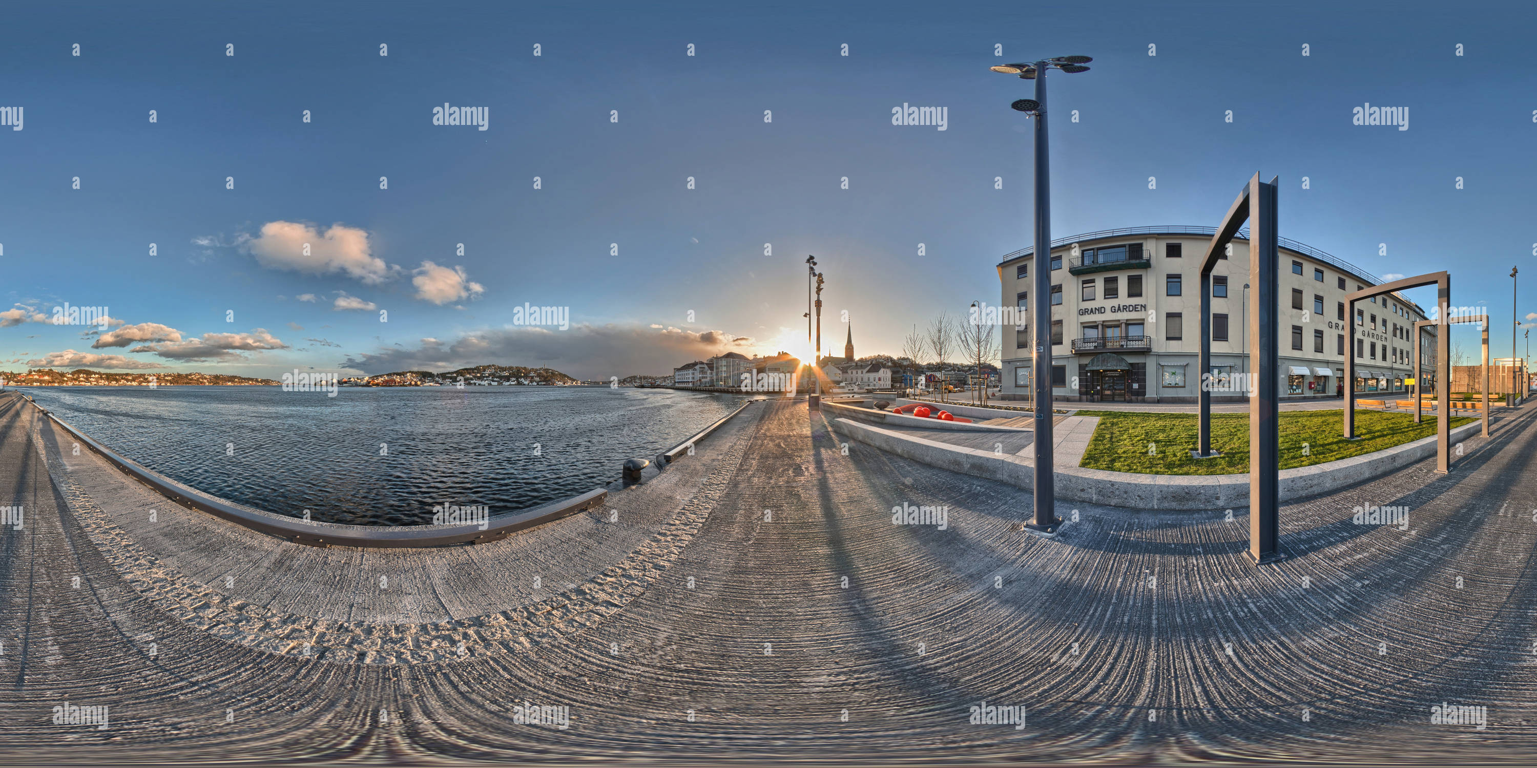 Vue panoramique à 360° de Coucher de soleil dans l'Arendal