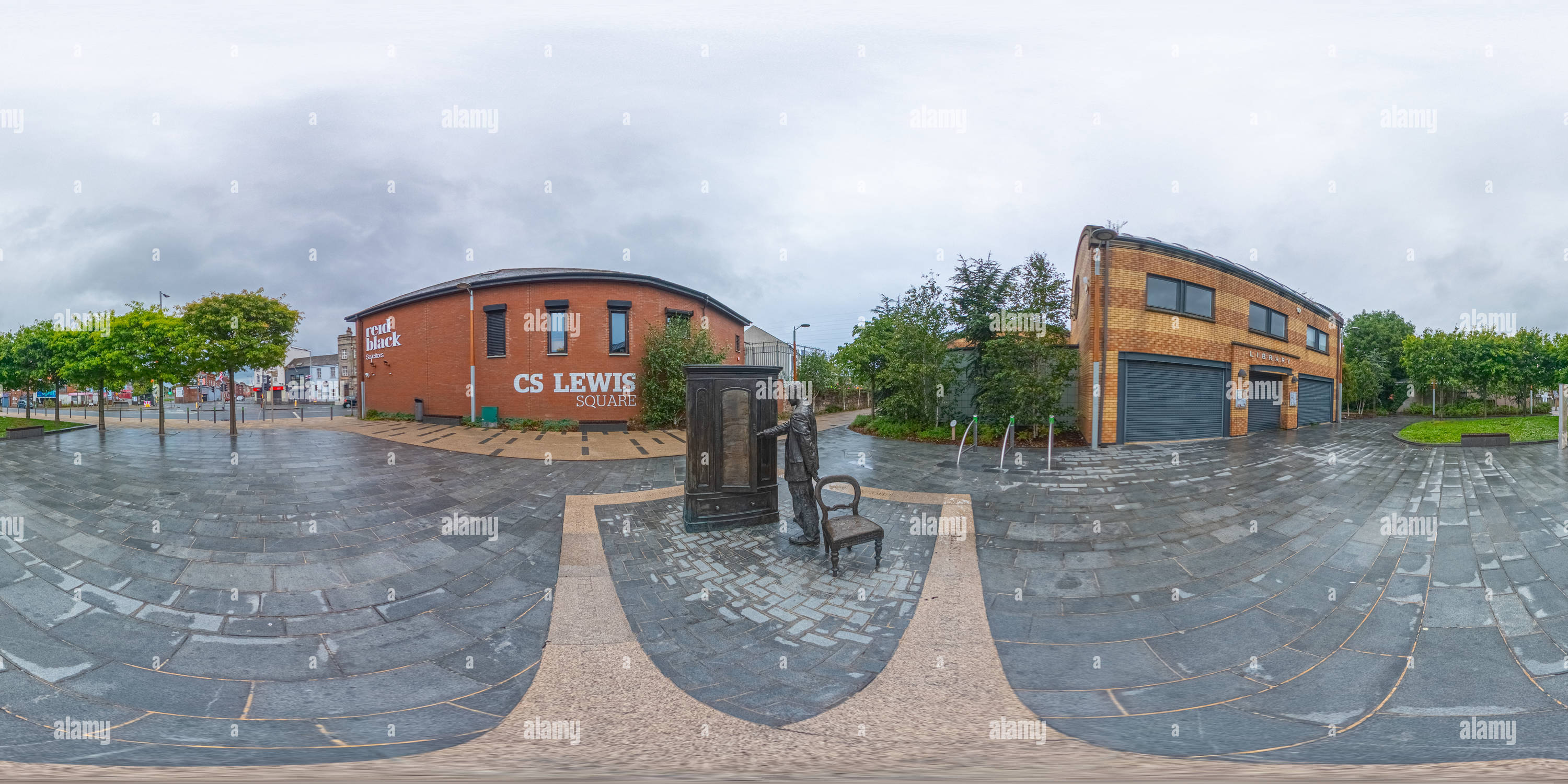 Vue panoramique à 360° de The Searcher, Wardrobe Statue, CS Lewis Square, East Belfast, Irlande du Nord