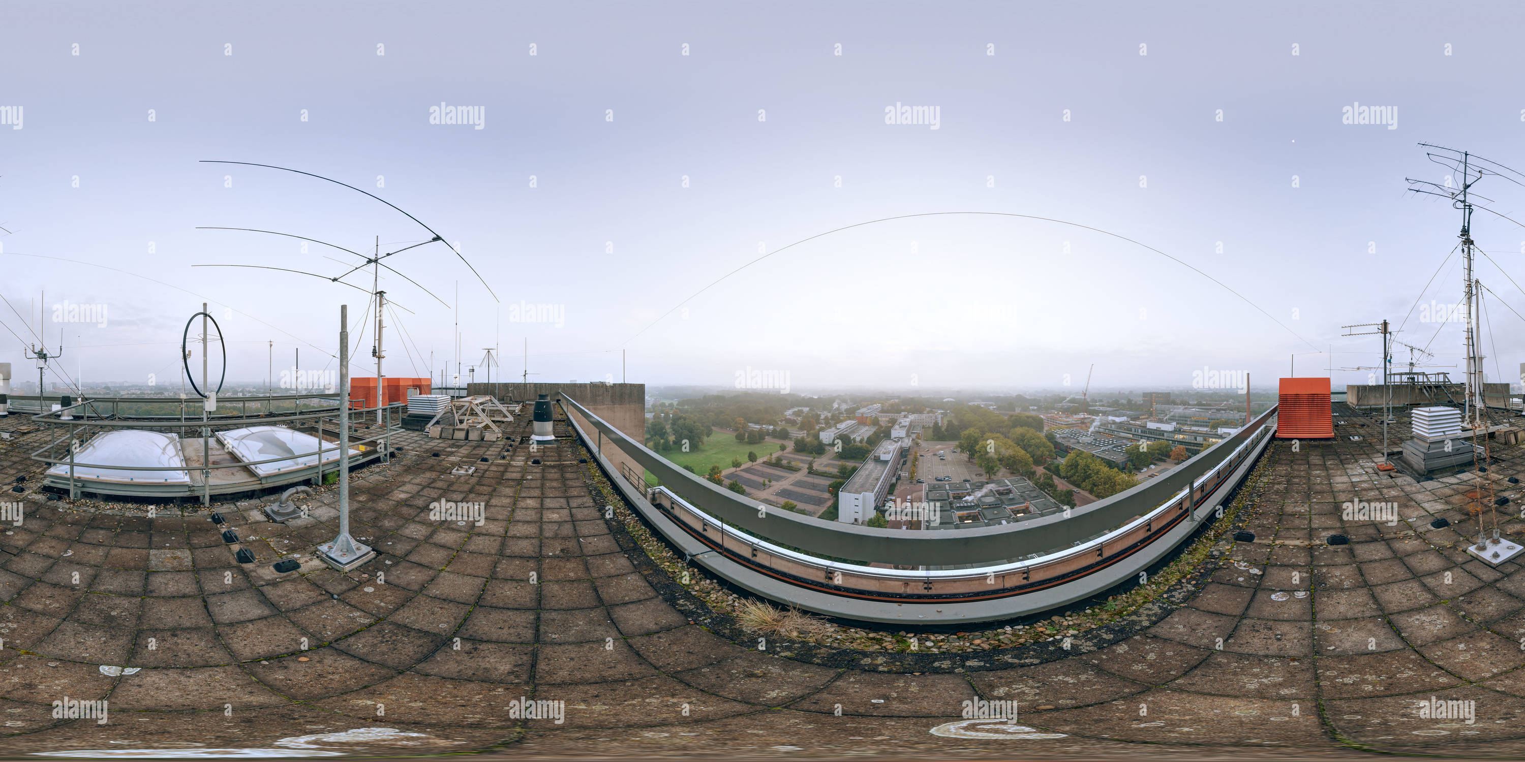 Vue panoramique à 360° de Antennes à la station de radio amateur PI4TUE à l'Université de technologie d'Eindhoven