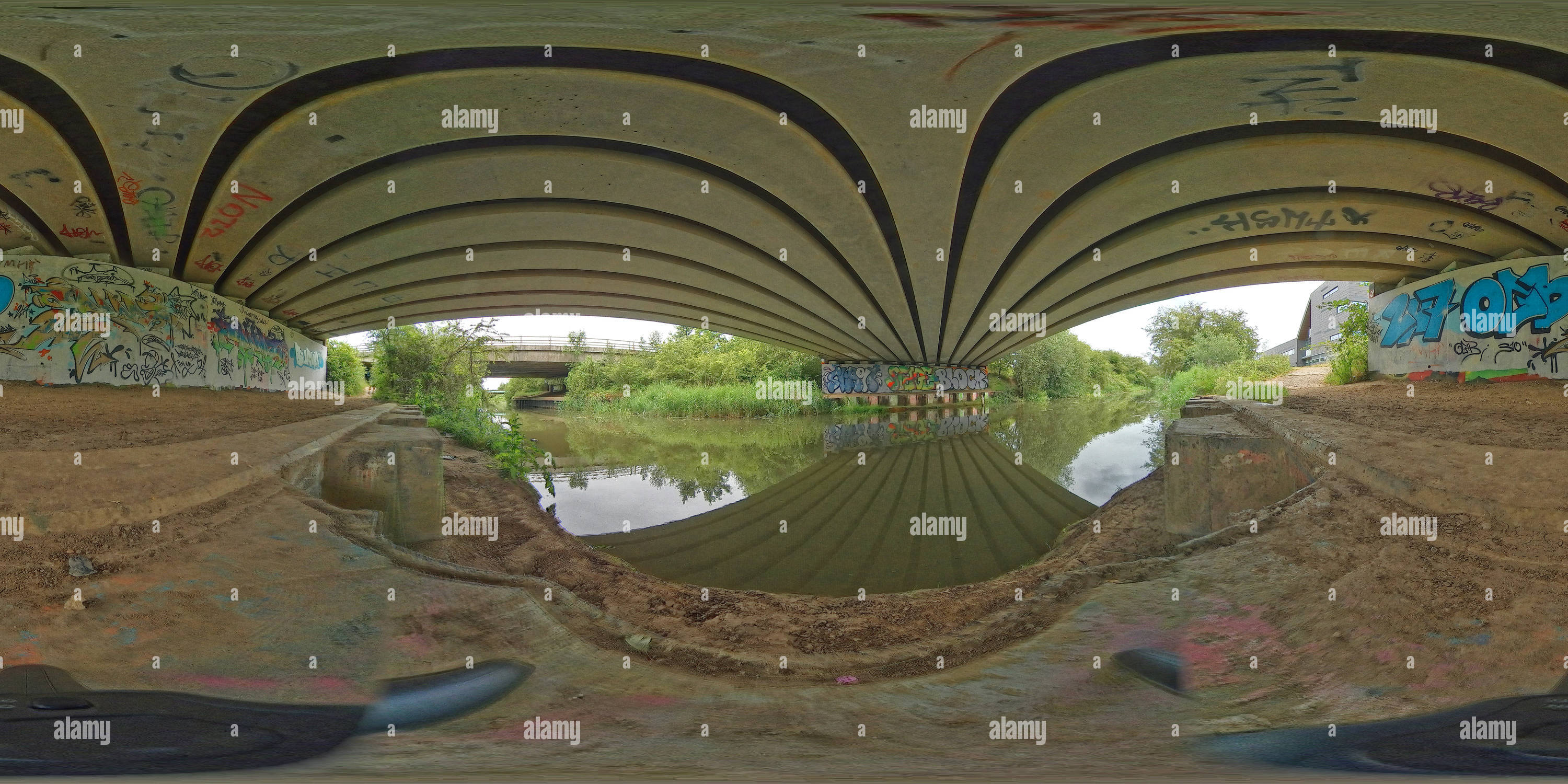 Vue panoramique à 360° de La rivière Nar coule sous le pont à South Lynn #3