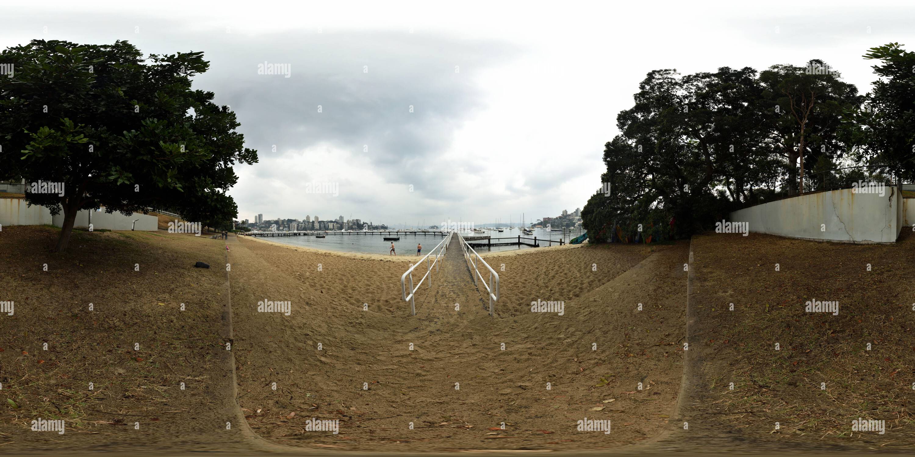 Vue panoramique à 360° de Nageurs après la pluie pendant la crise australienne des feux de brousse 2019, Murray Rose Pool Double Bay, Australie