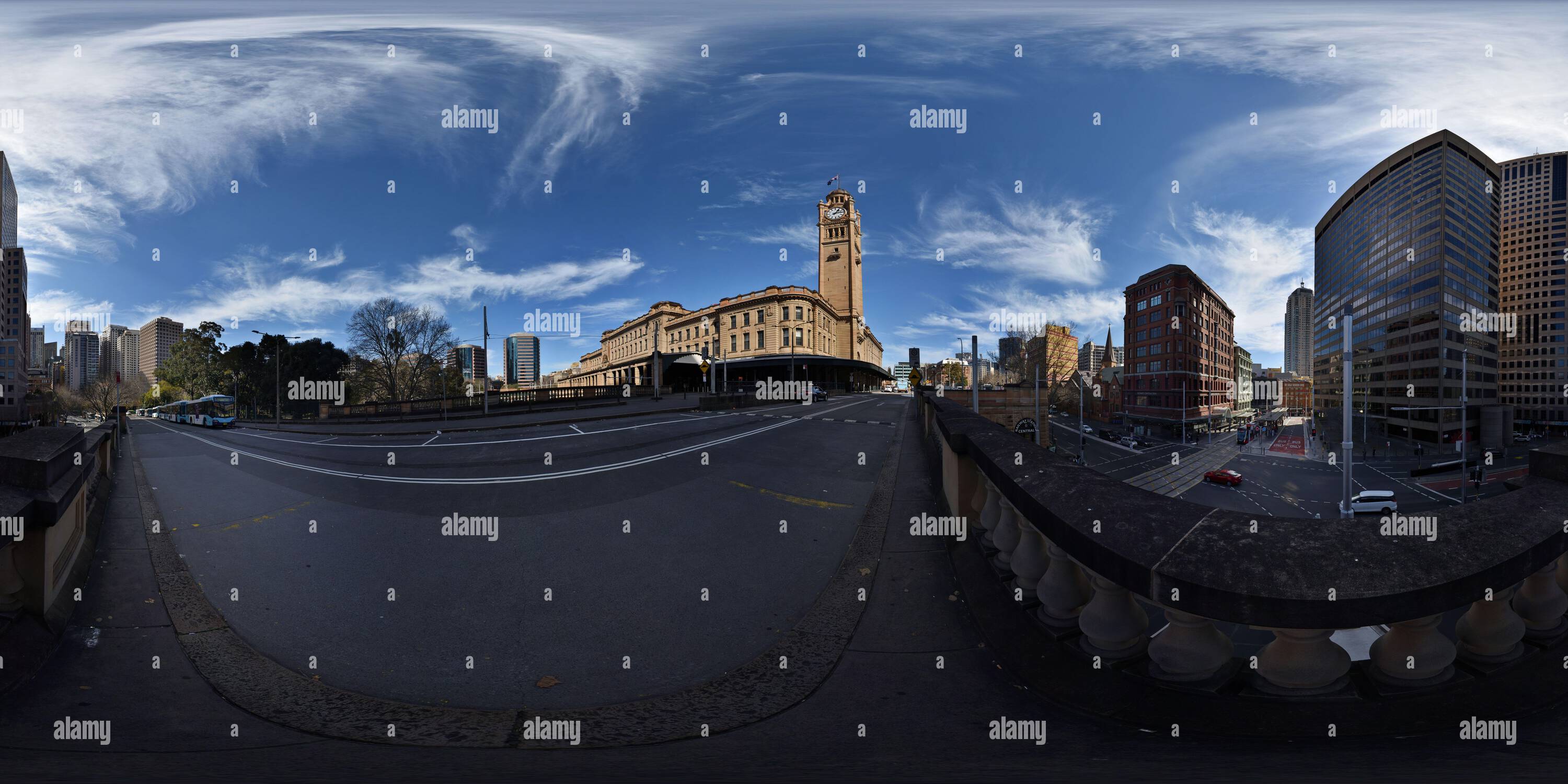 Vue panoramique à 360° de Façade principale de la gare centrale avec tour de l'horloge de Railway Colonnade Dr & Eddy Ave Haymarket, Sydney, Australie