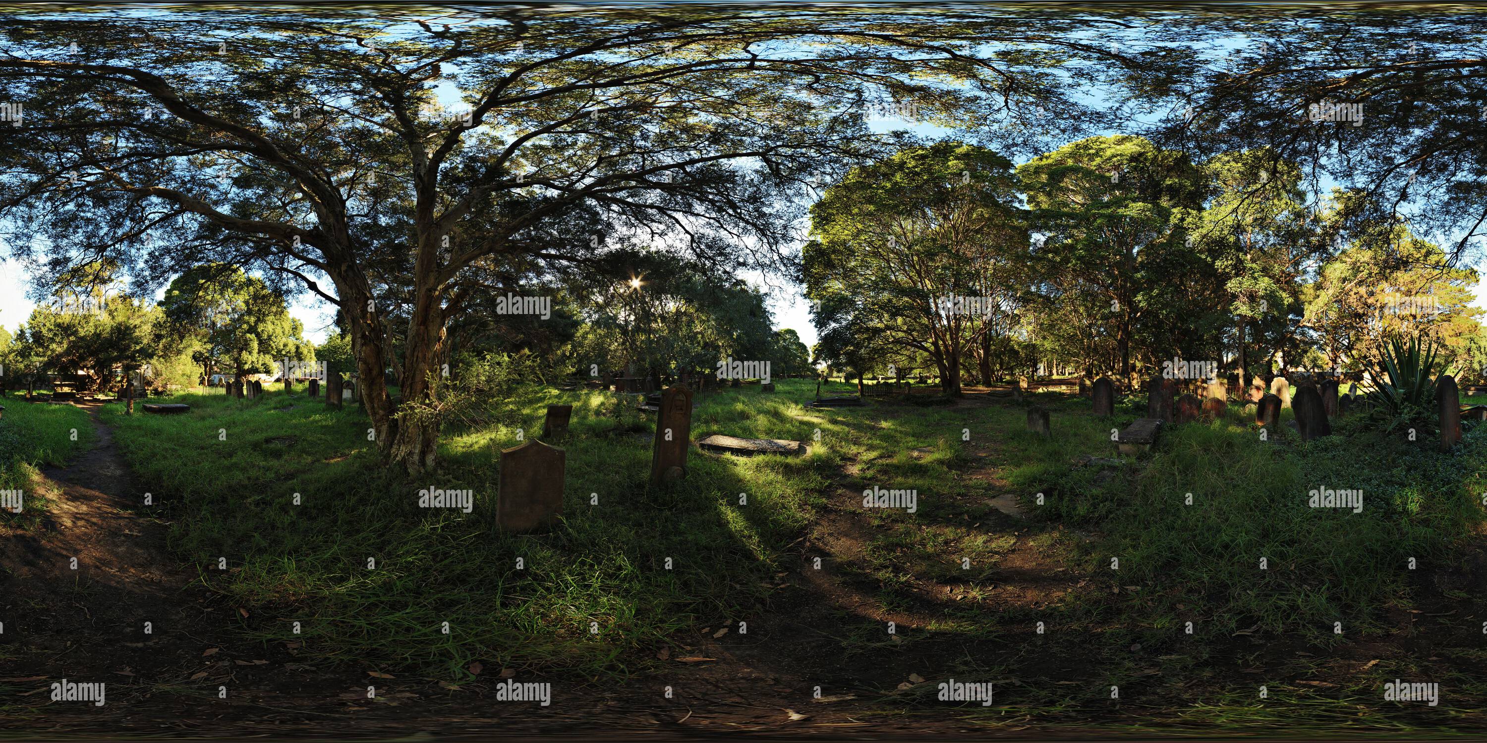 Vue panoramique à 360° de Pierres tombales dans le cimetière historique de Camperdown et l'église St Stephen's, Sydney par Edmund Blacket, Sydney, Australie