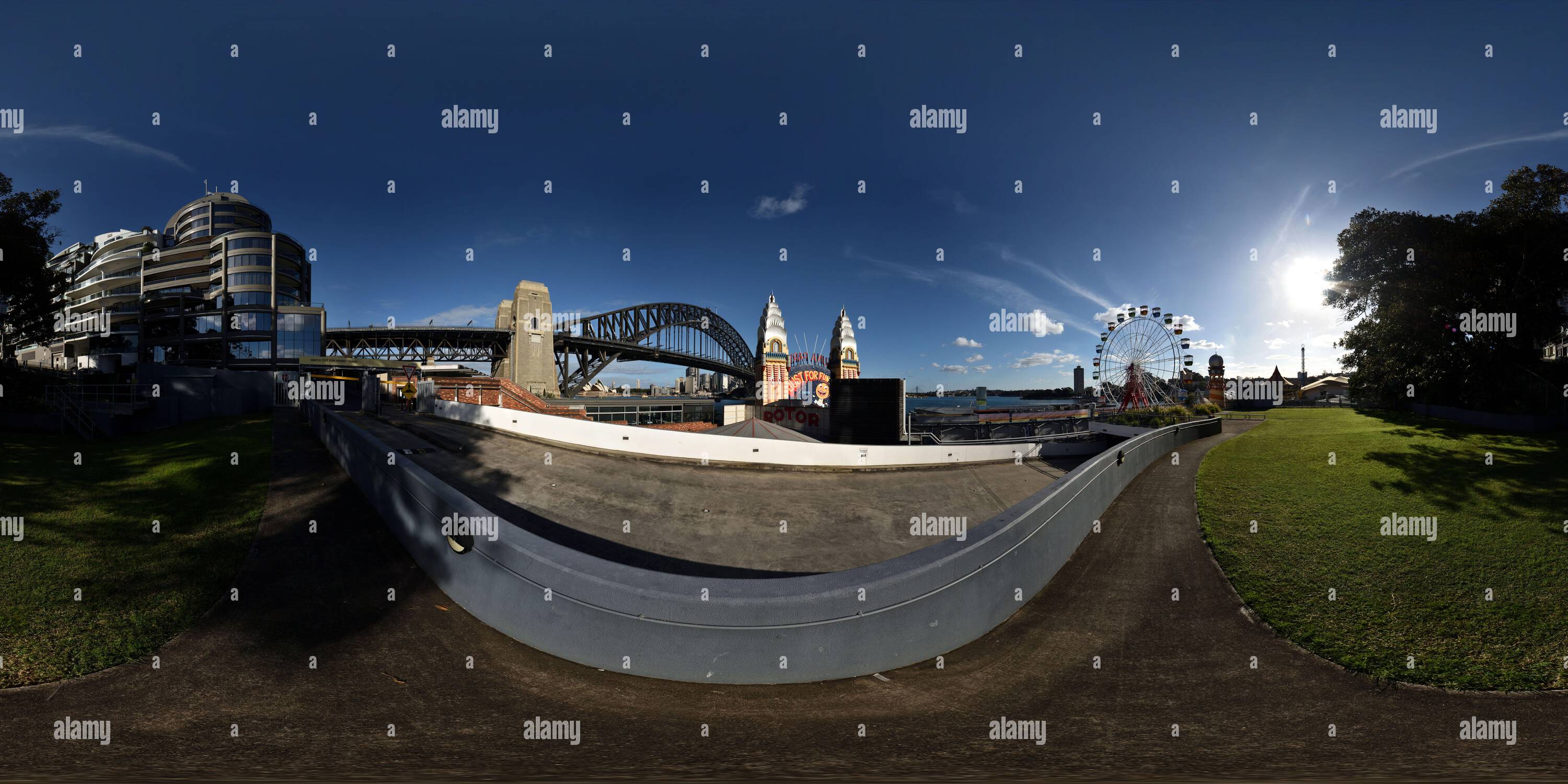 Vue panoramique à 360° de Entrée de Luna Park « Just for Fun » par derrière, rotor, l'Opéra de Sydney et Harbour Bridge, appartements modernes et immeubles de bureaux