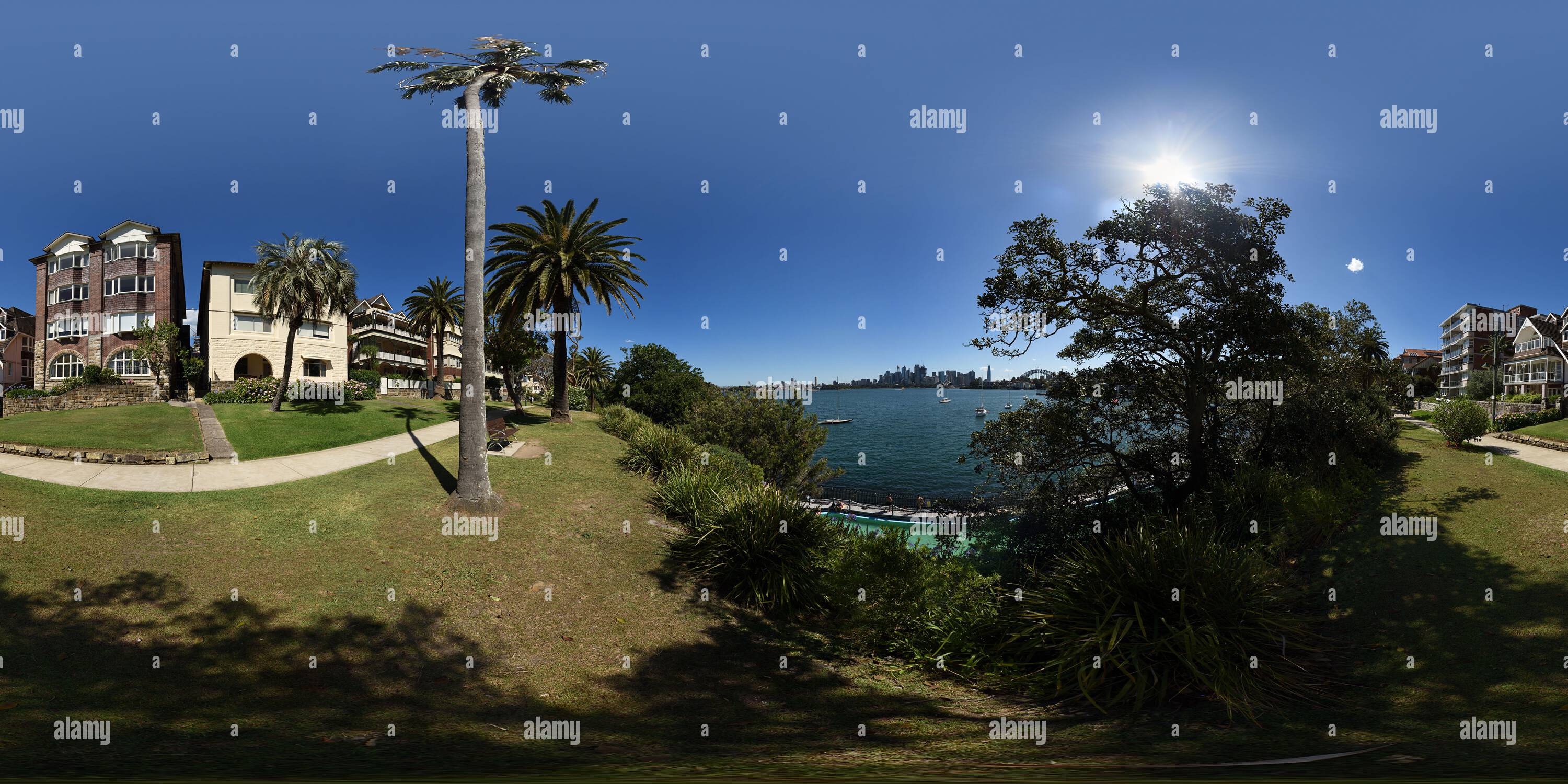 Vue panoramique à 360° de Blocs d'appartements MID 20c surplombant MacCallum Pool, l'Opéra de Sydney, le pont et le port de Cremorne point lors d'une journée ensoleillée à Sydney, en Australie