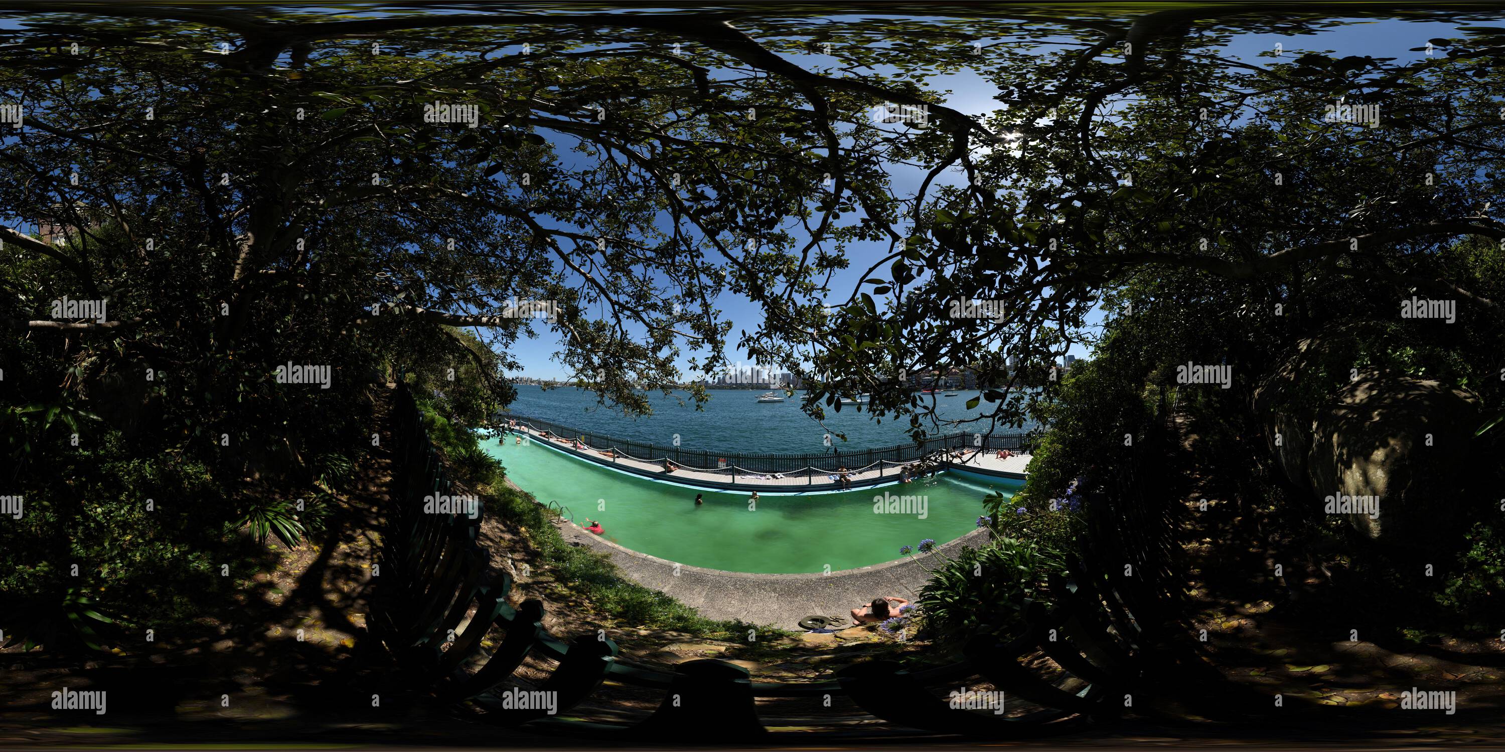 Vue panoramique à 360° de Baignade et bronzage à la piscine d'eau de mer MacCallum, à l'opéra de Sydney et au pont de Cremorne point par un jour d'été ensoleillé à Sydney, en Australie