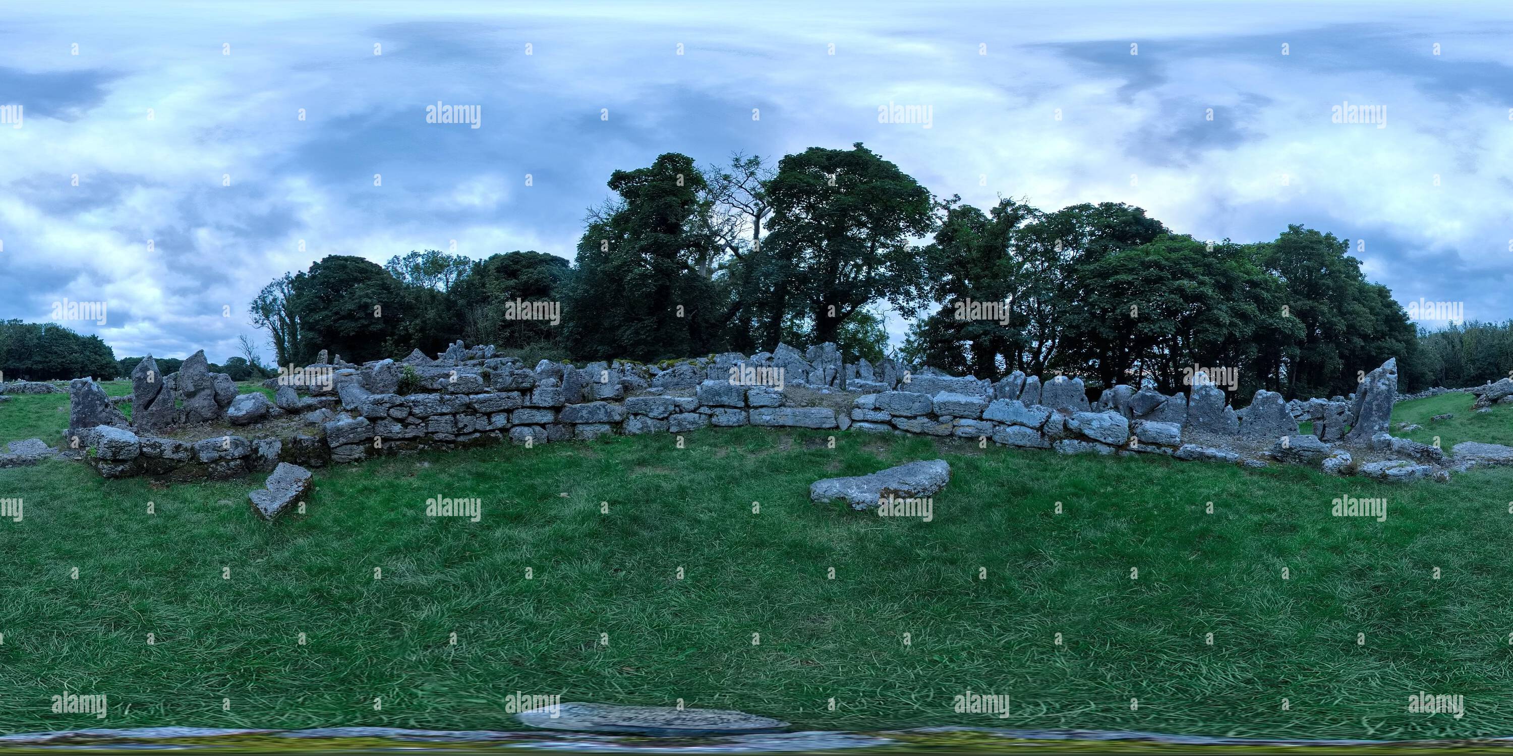 Vue panoramique à 360° de DIN Llugwy 4ème Centrury Romano-British Village à l'intérieur de Lower Roundhouse le jour d'été nuageux à Anglesey