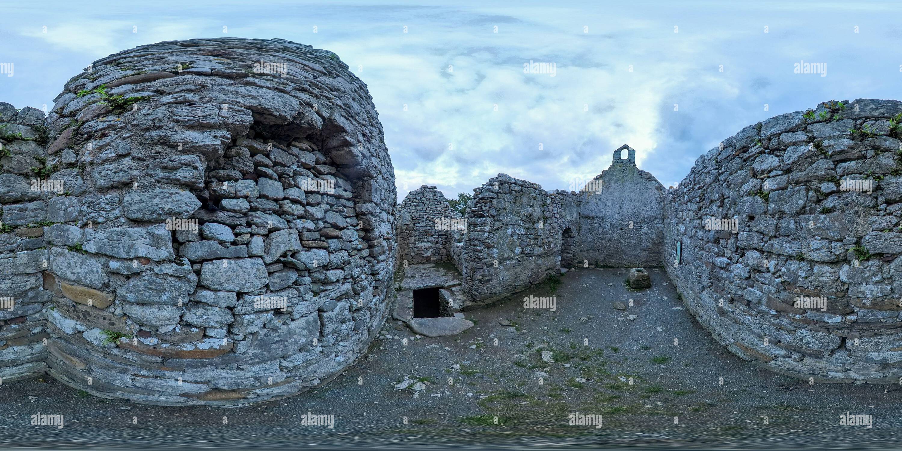 Vue panoramique à 360° de Intérieur de Capel Llugwy au Celtic Setlement à Anglesey le Clowdy Day