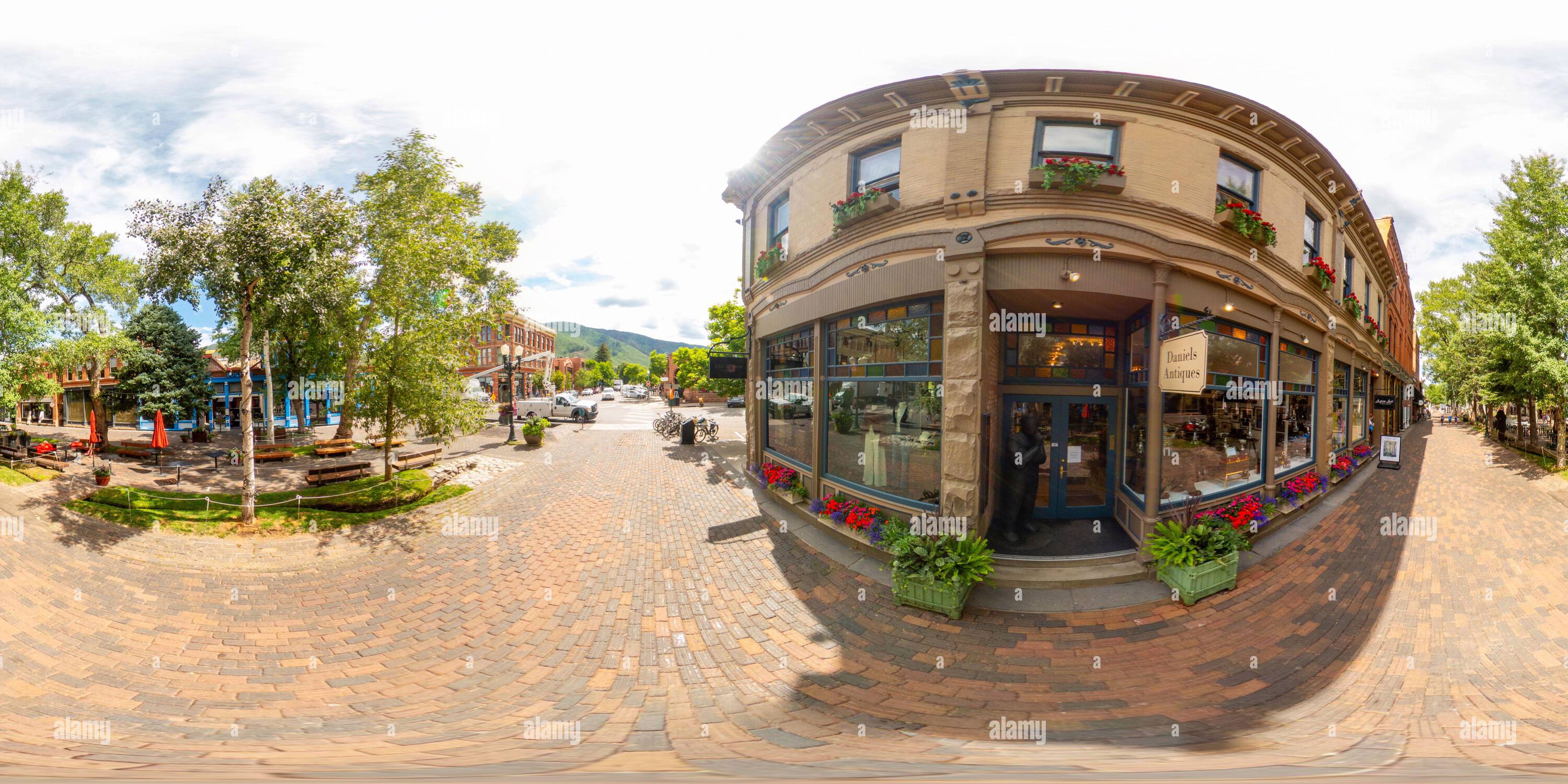 Vue panoramique à 360° de Aspen, CO, USA - 27 juillet 2023 : 360 Panorama équirectangulaire Daniels antiques Aspen Colorado