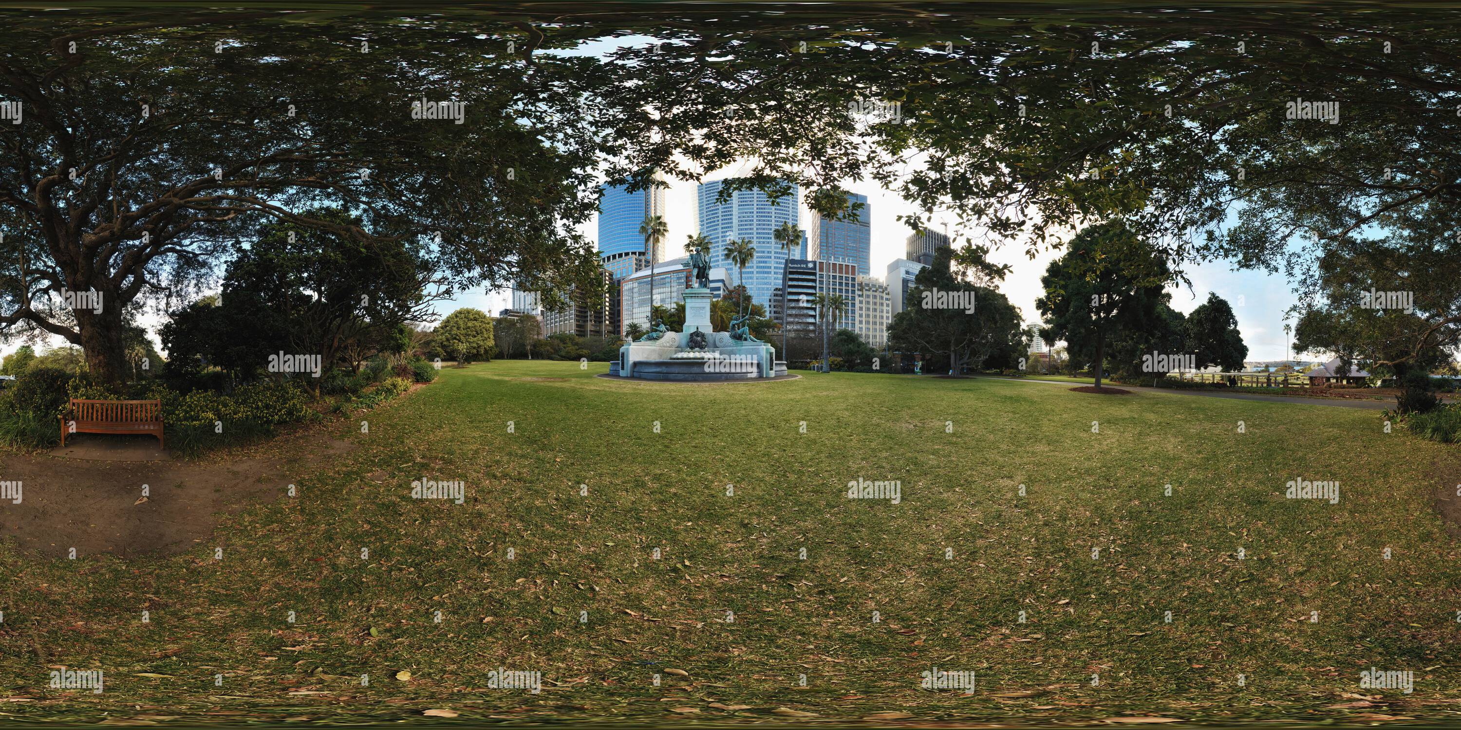 Vue panoramique à 360° de Panorama à 360 degrés de la fontaine Governor Phillip, de la statue du capitaine Arthur Phillip, 1897, et de la Skyline du quartier des affaires de Sydney, jardins botaniques royaux, Sydney