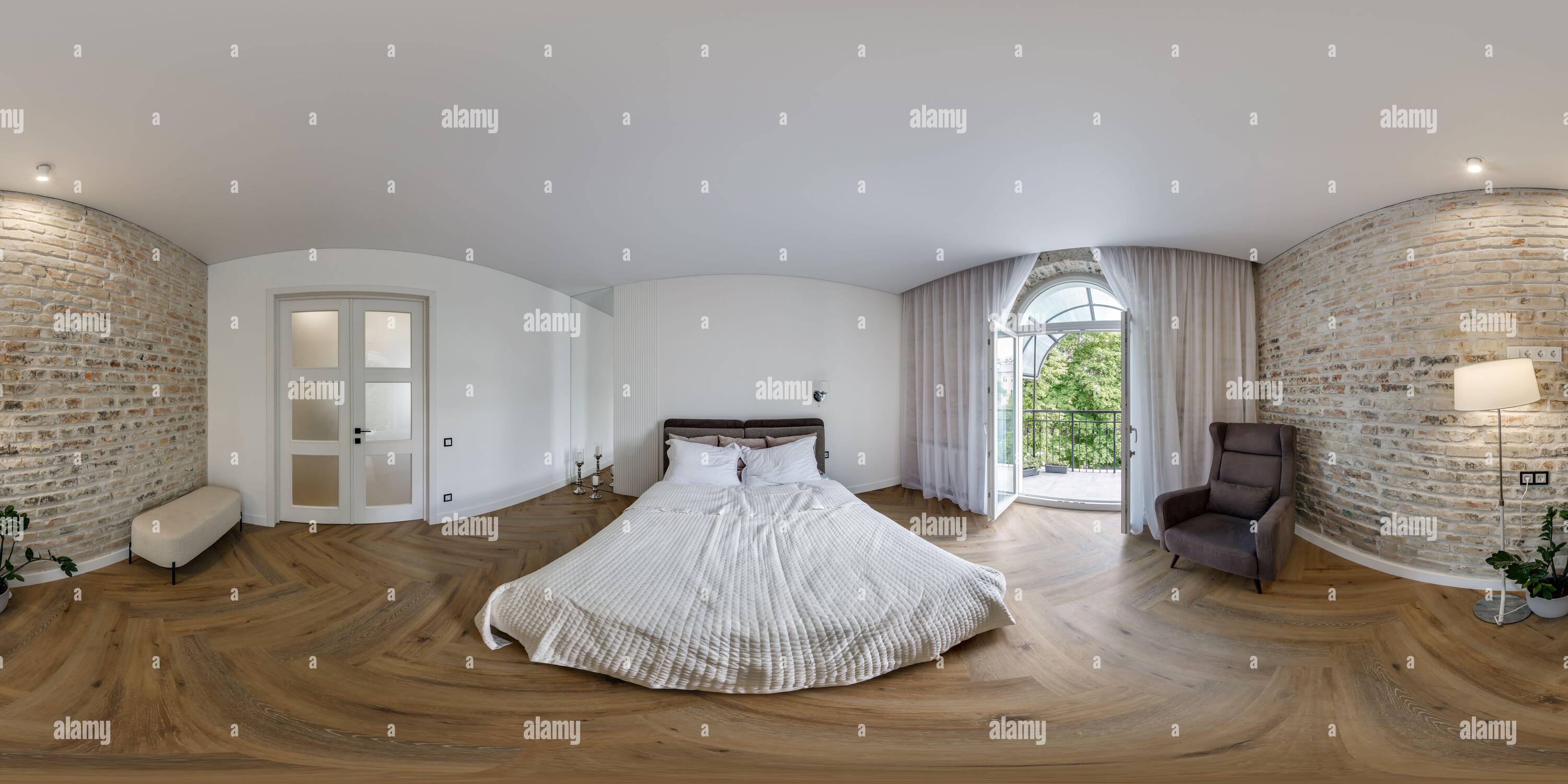 Vue panoramique à 360° de panorama hdri 360 sphérique sans couture à l'intérieur de la chambre dans les appartements studio avec accès voûté au balcon en projection équirectangulaire,