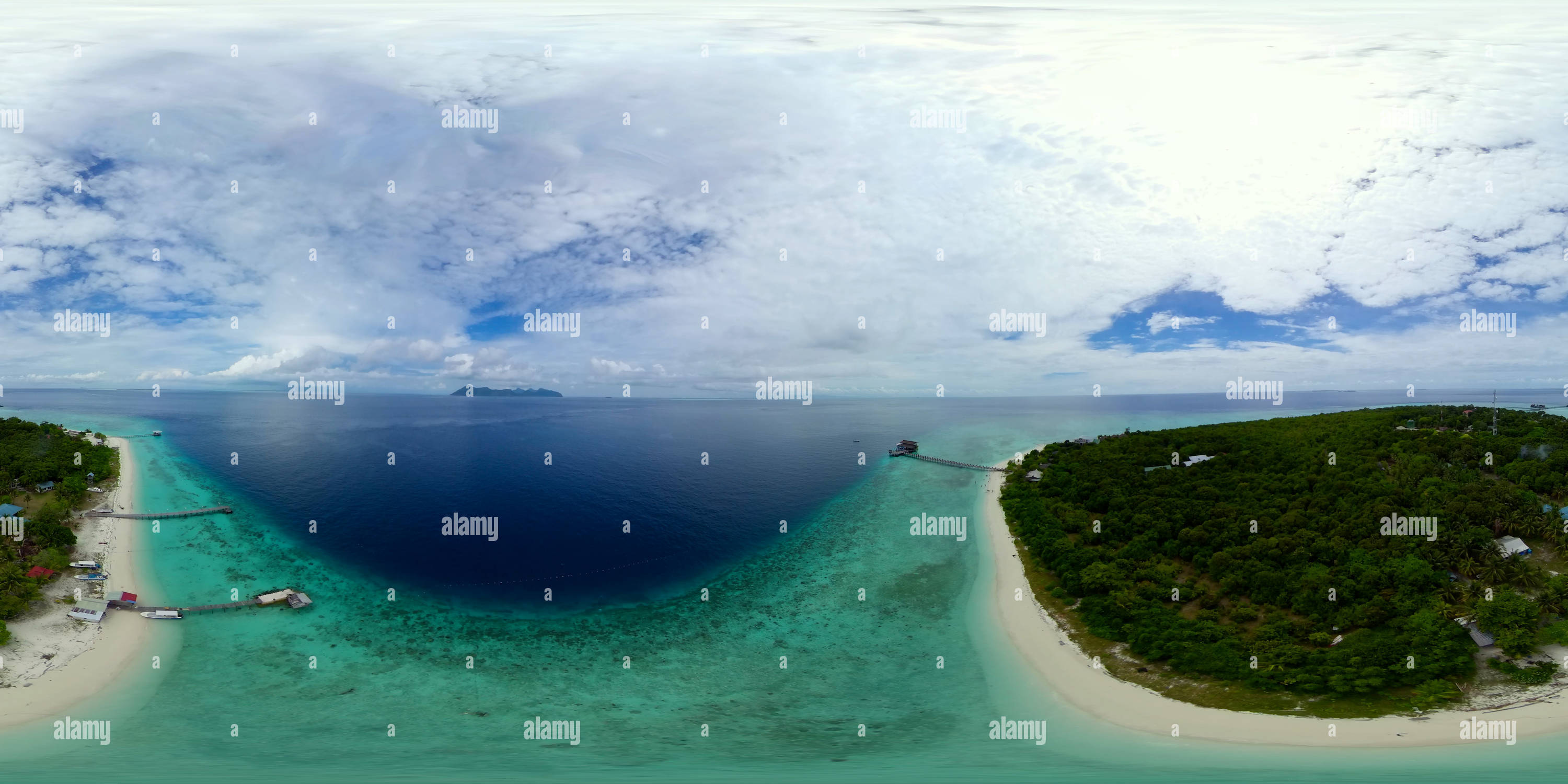 Vue panoramique à 360° de Seascape avec plage de sable tropical. 360VR.