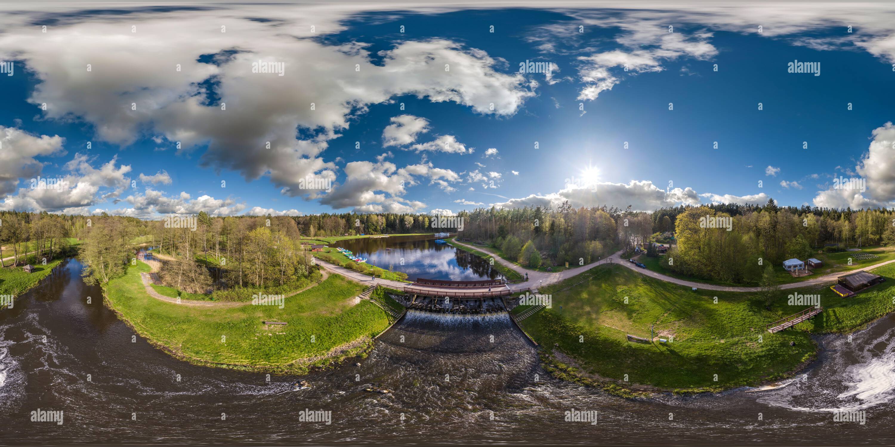 Vue panoramique à 360° de vue panoramique sphérique sans couture aérienne hdri 360 au-dessus de l'écluse du barrage sur la cascade impétueuse du lac avec de beaux nuages dans le project équirectangulaire