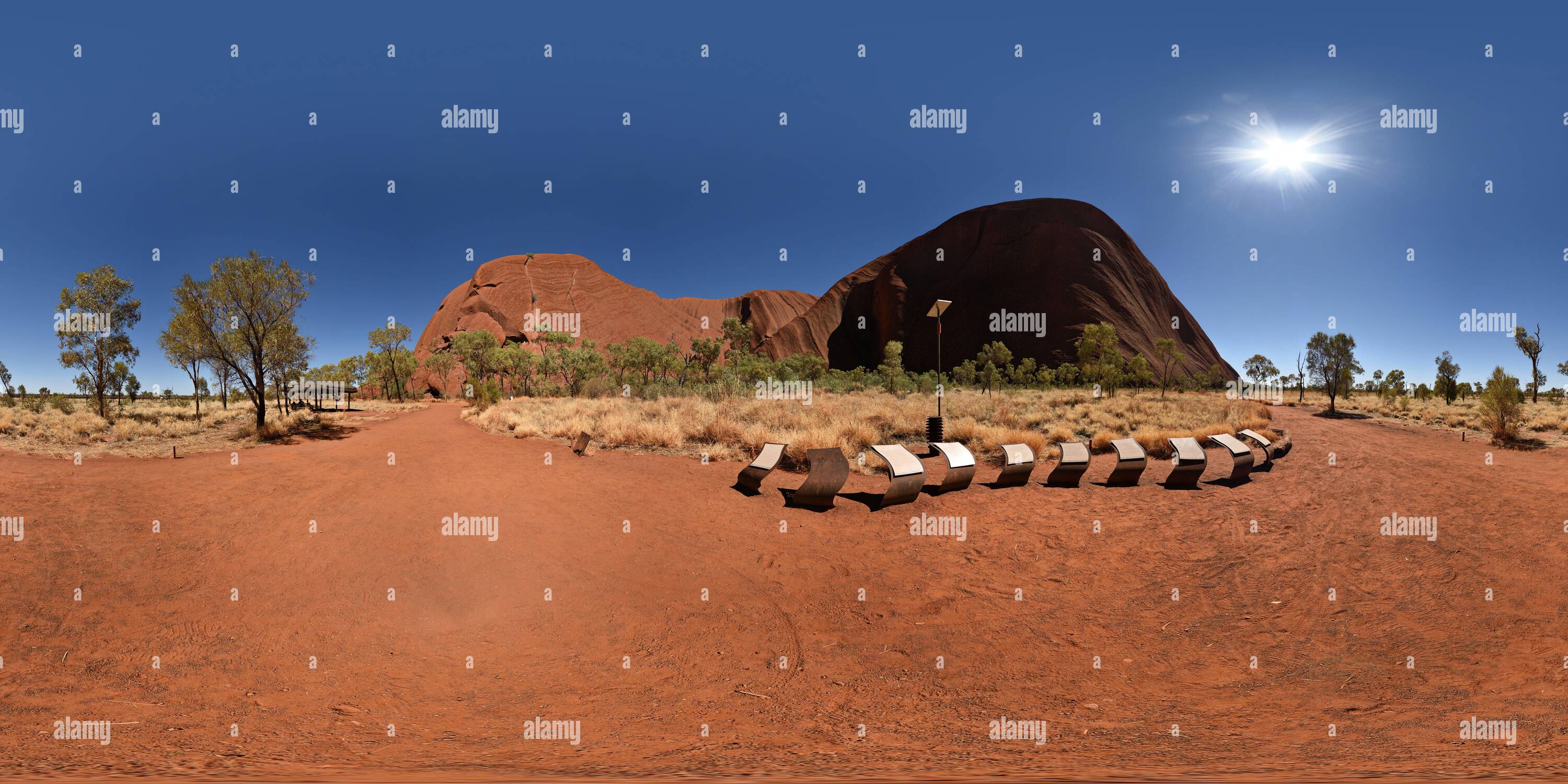 Vue panoramique à 360° de Panorama à 360° à Uluru et panneaux représentant l'histoire du temps du rêve de Kuniya et Liru à Mutitjulu Waterhole, territoire du Nord, Australie